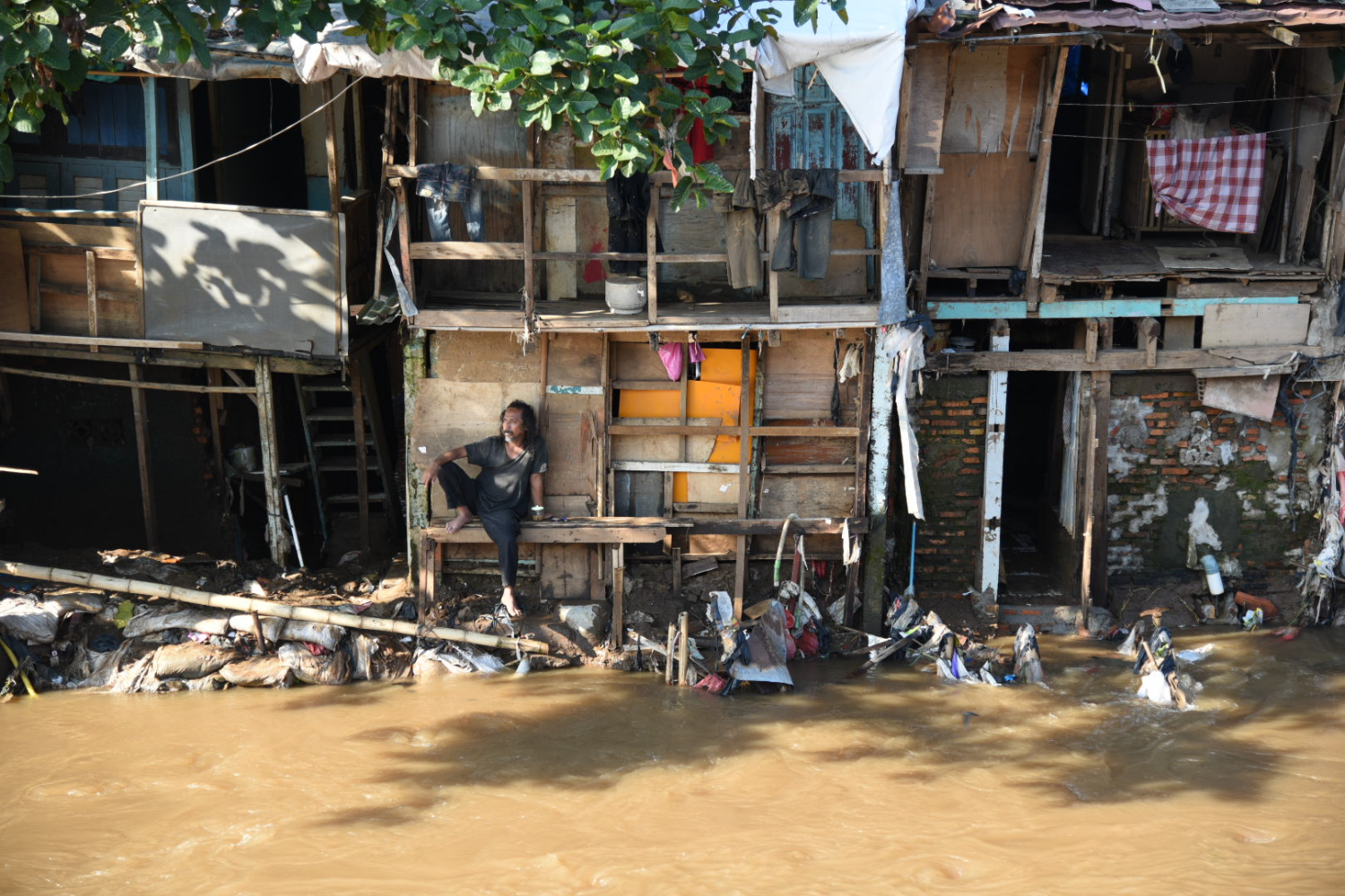 Potret permukiman warga yang berada di bantaran Kali Ciliwung.