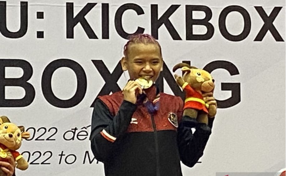 Kickboxer putri Indonesia Amanda La Loupatty mengigit emas setelah memenangi babak final nomor low kick putri -52kg SEA Games 2021.