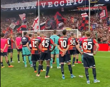 Para pemain Genoa menyapa pendukung mereka di akhir laga Serie A melawan Bologna.