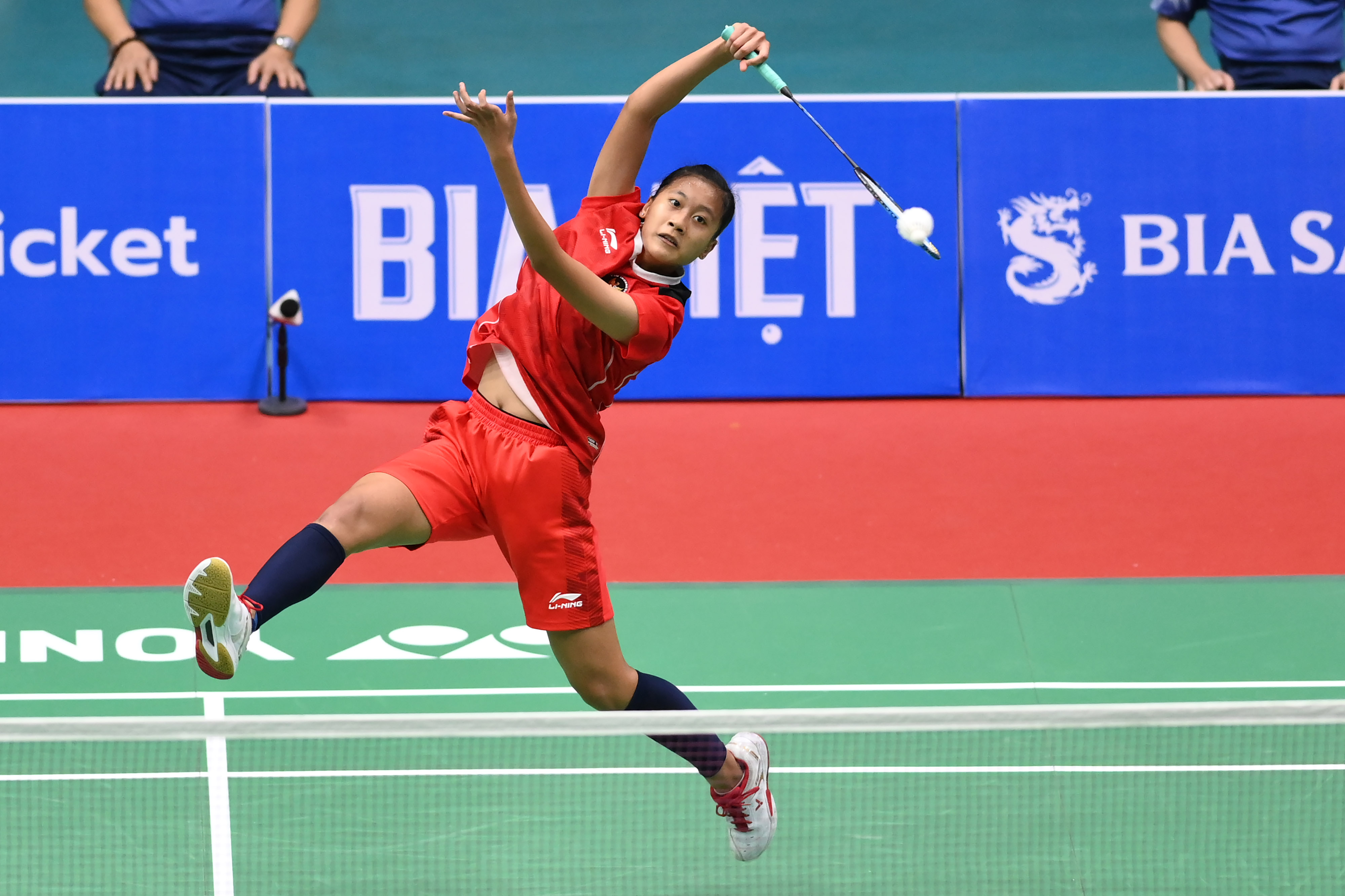 Pebulu tangkis Indonesia Putri Kusuma mengembalikan kok ke arah lawan di SEA Games Vietnam.