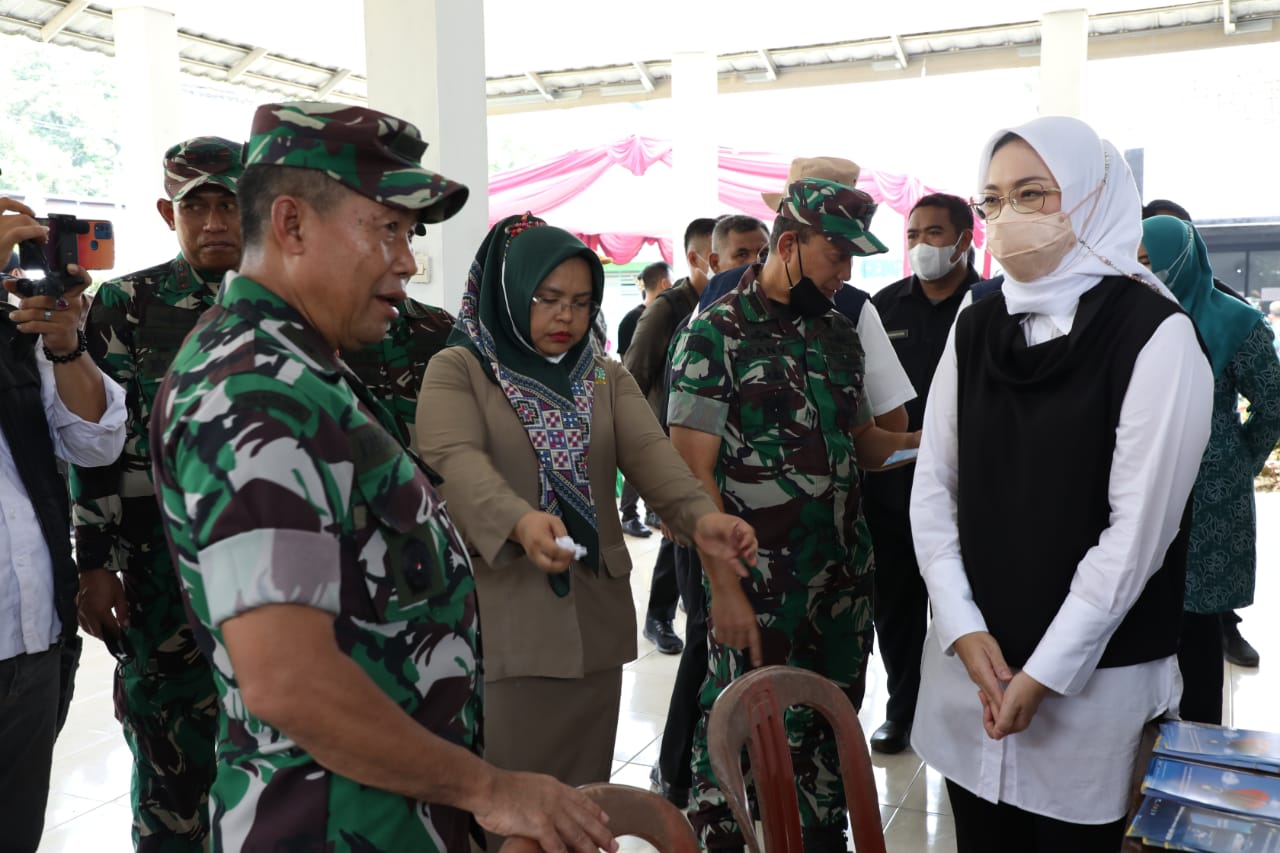 Bupati Purwakarta Anne Ratna Mustika dan Kasdam III/Siliwangi susai pembukaan kegiatan TMMD, Sabtu (14/5/2022)
