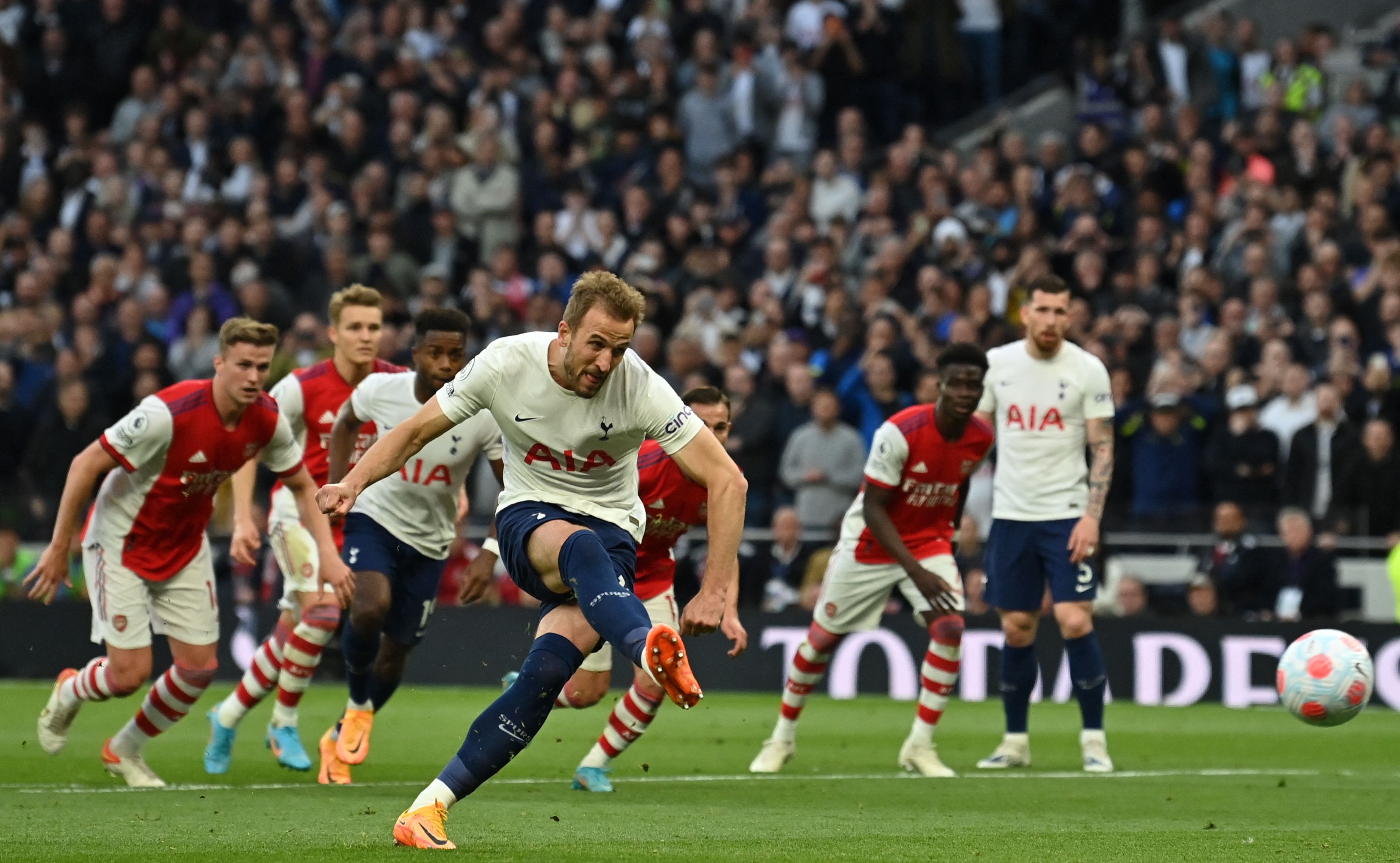 Penyerang Tottenham Hotspur Harry Kane melepaskan tendangan penalti dalam laga Liga Primer Inggris melawan Arsenal.