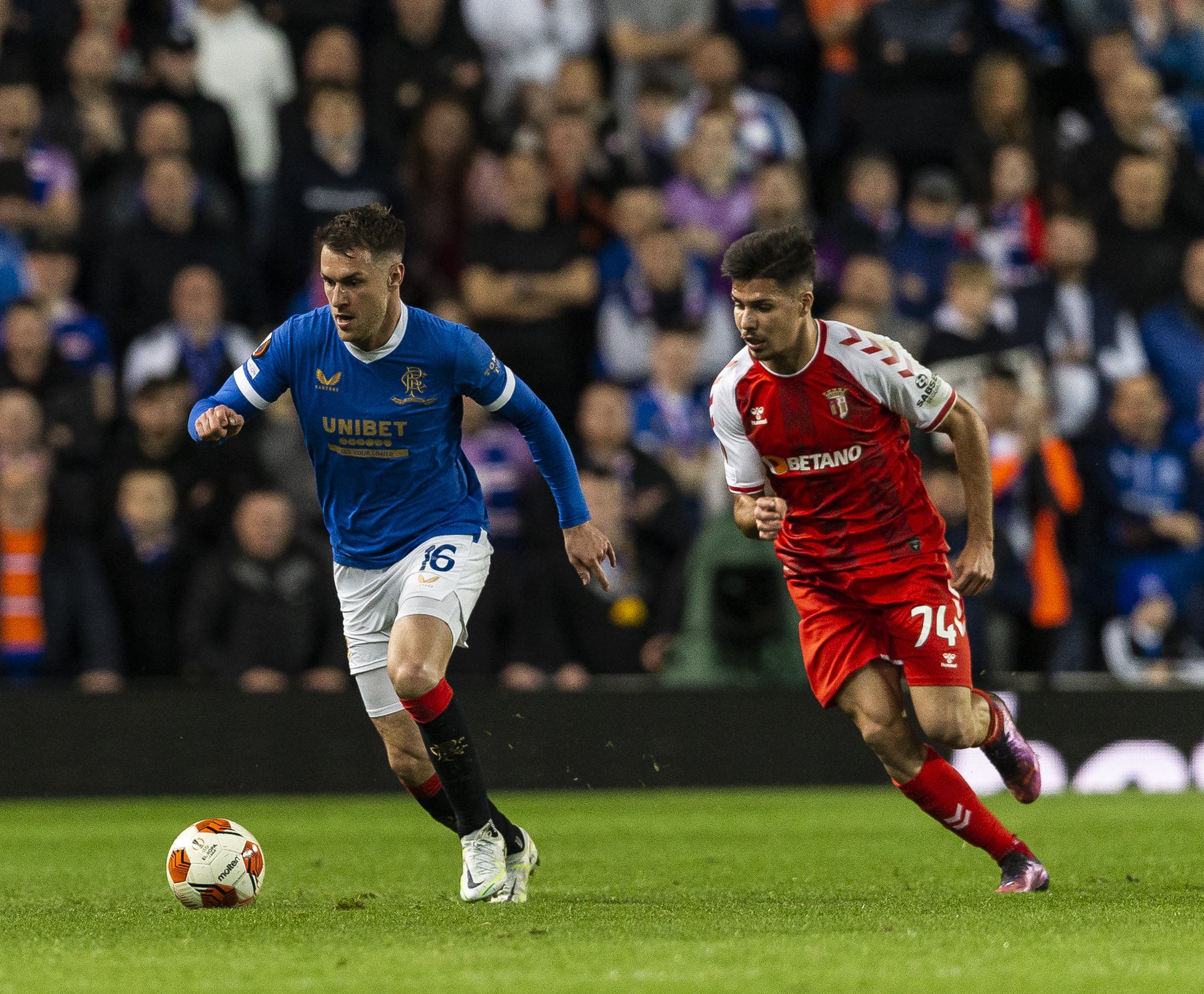 Pemain Rangers Aaron Ramsey (kiri)