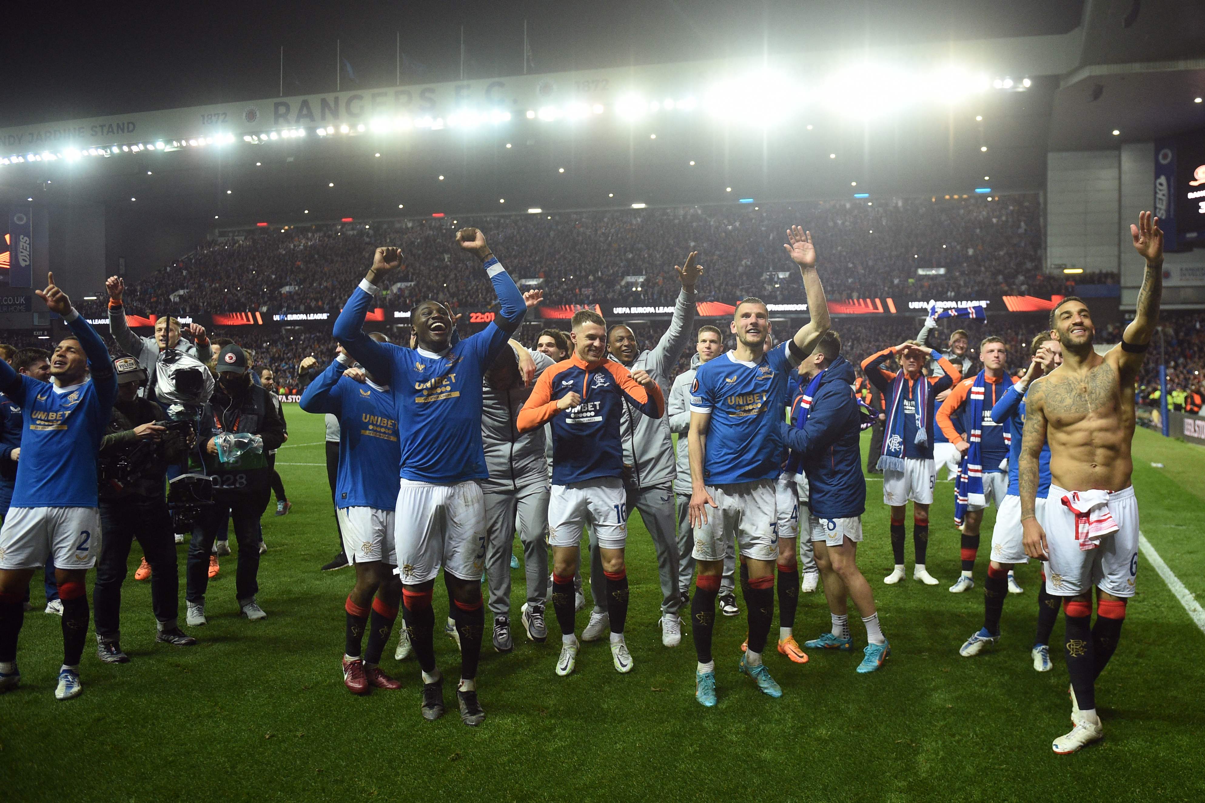 Para pemain Rangers merayakan keberhasilan mereka melaju ke final Liga Europa usai mengalahkan RB Leizpig.
