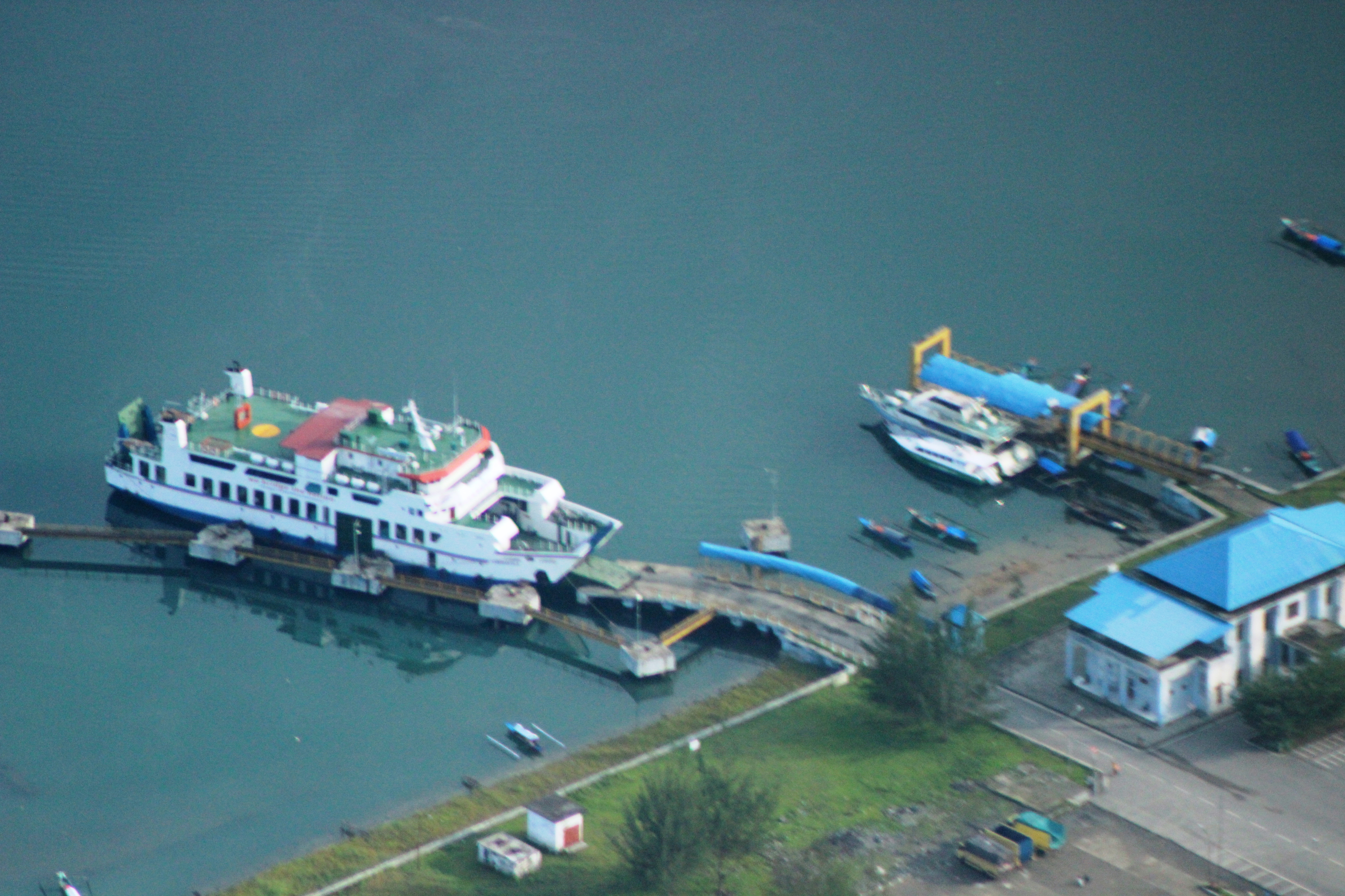 Kapal penyeberangan siap melayani penumpang di pelabuhan Sinabang, Kepulauan Simeulue, Provinsi Aceh, beberapa waktu lalu.
