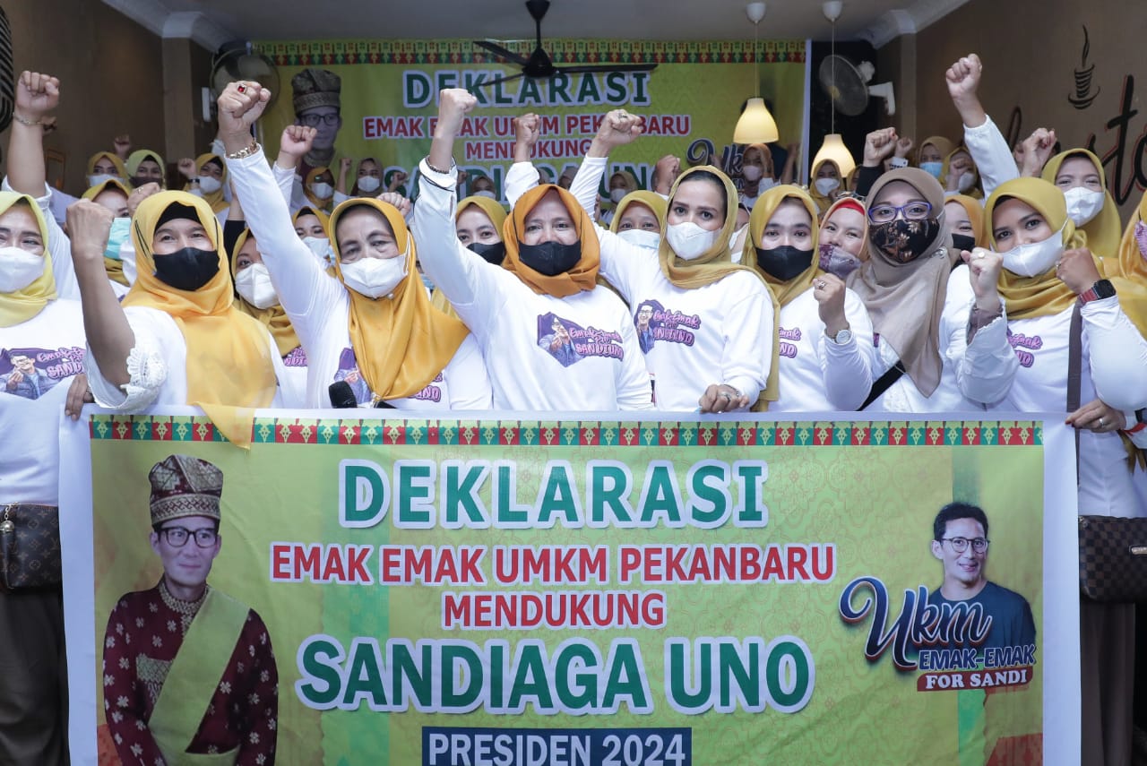Ratusan Relawan UMKM Emak-emak For Sandi mendeklarasikan Menteri Pariwisata dan Ekonomi Kreatif, Sandiaga Uno menjadi calon presiden 2024. 
