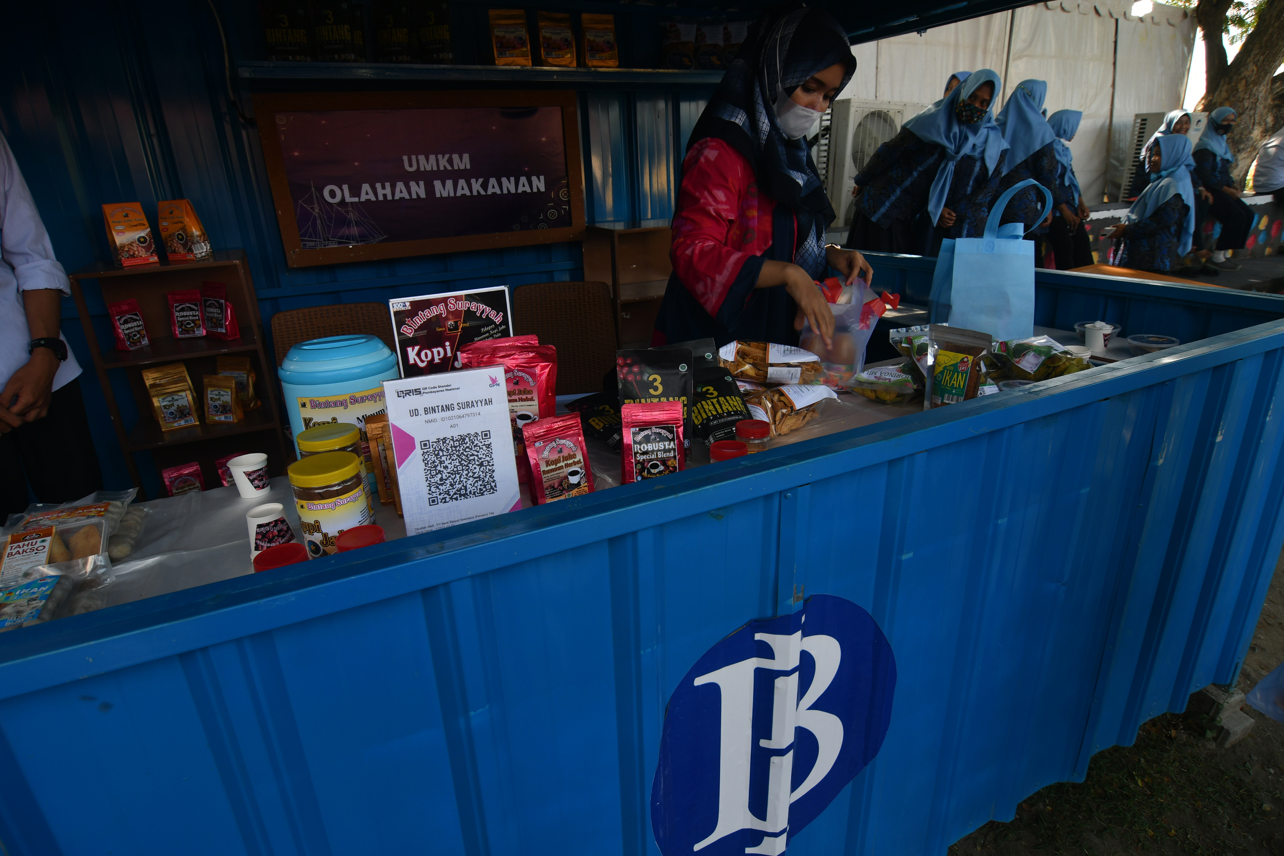 Pelaku UMKM di Palu, Sulawesi tengah menggunakan QRIS dalam pembayaran 