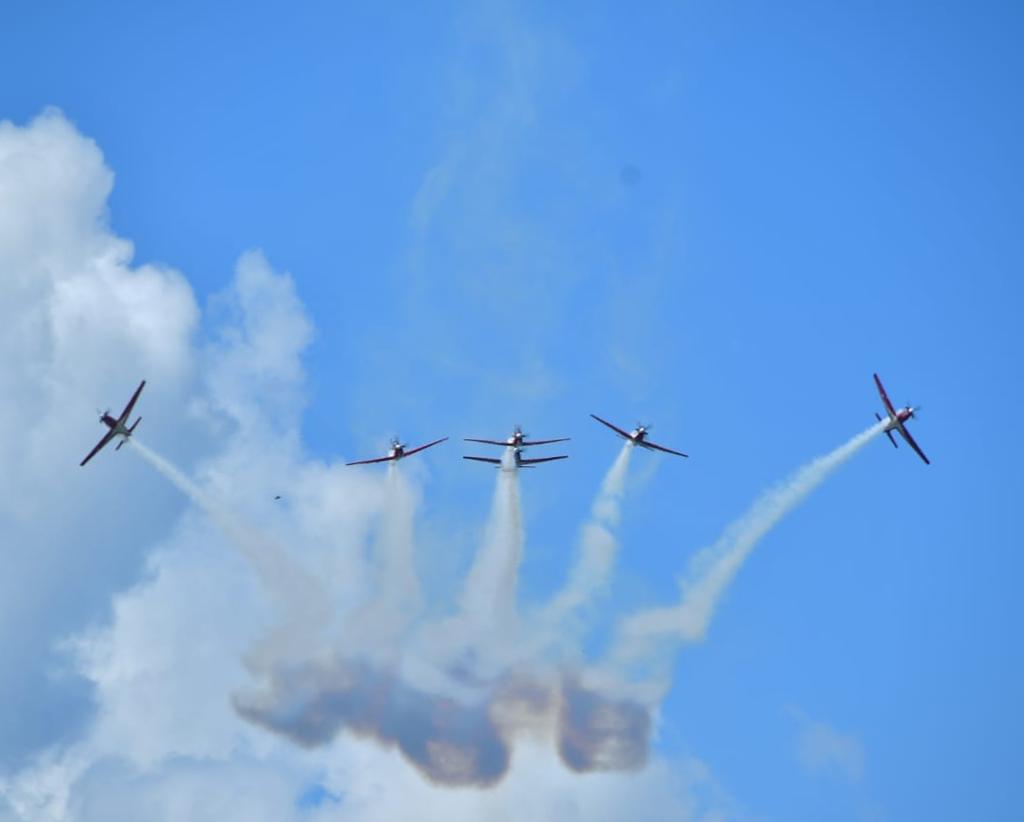 Enam pesawat KT-1B Wong Bee melakukan atraksi udara di atas Lapangan Dirgantara AAU, Yogyakarta, Sabtu (9/4/2022)