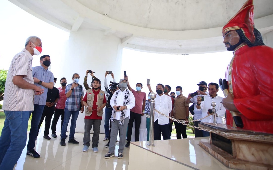 Ganjar Pranowo (kiri) saat mengunjungi Makam Sultan Hasanuddin di Gowa Sulsel, Sabtu (7/5). 