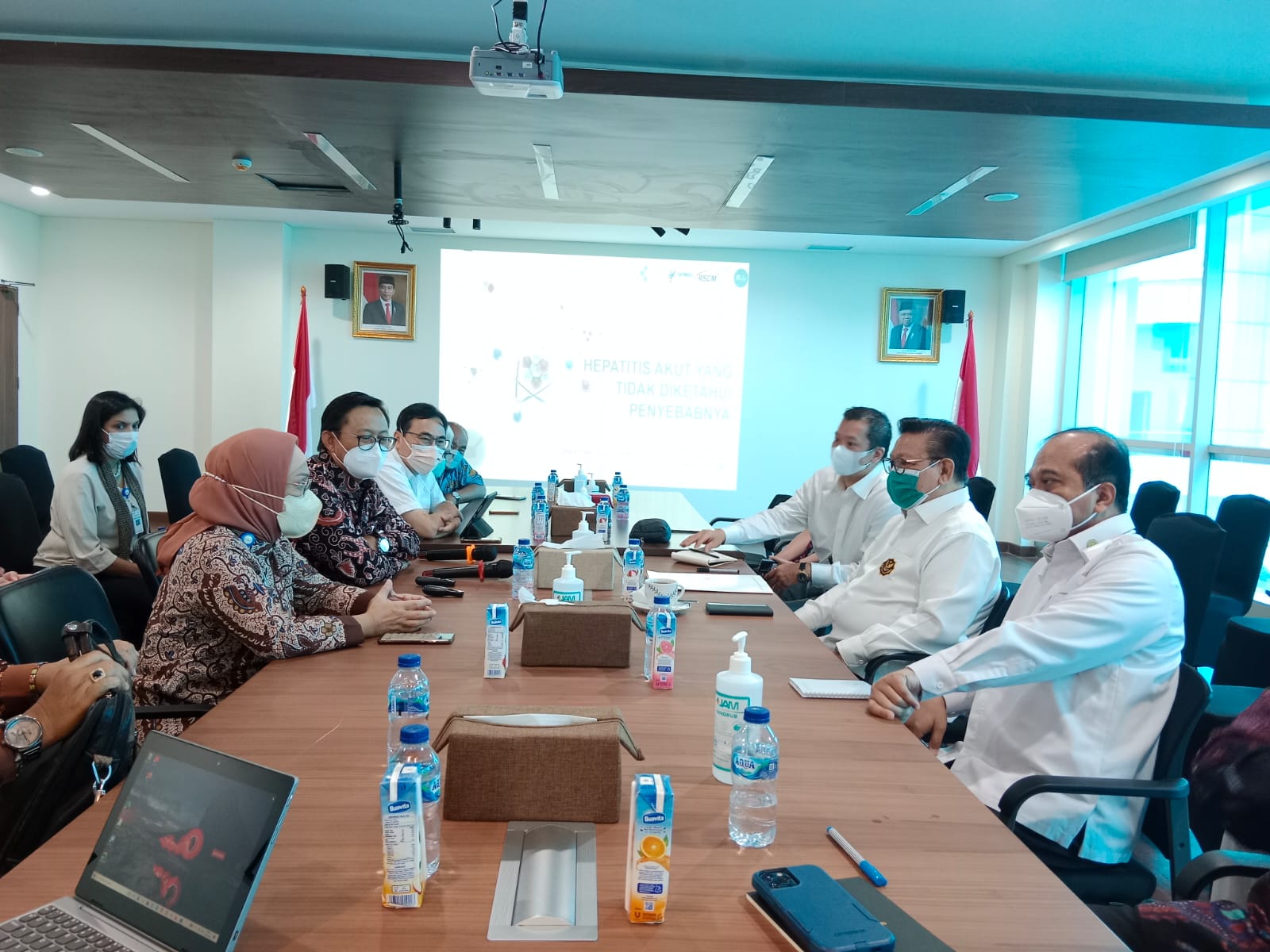 Anggota Wantimpres HR Agung Laksono (kedua dari kanan) saat melakukan dialog dengan Direksi RSCM terkait perkembangan kasus hepatitis akut.