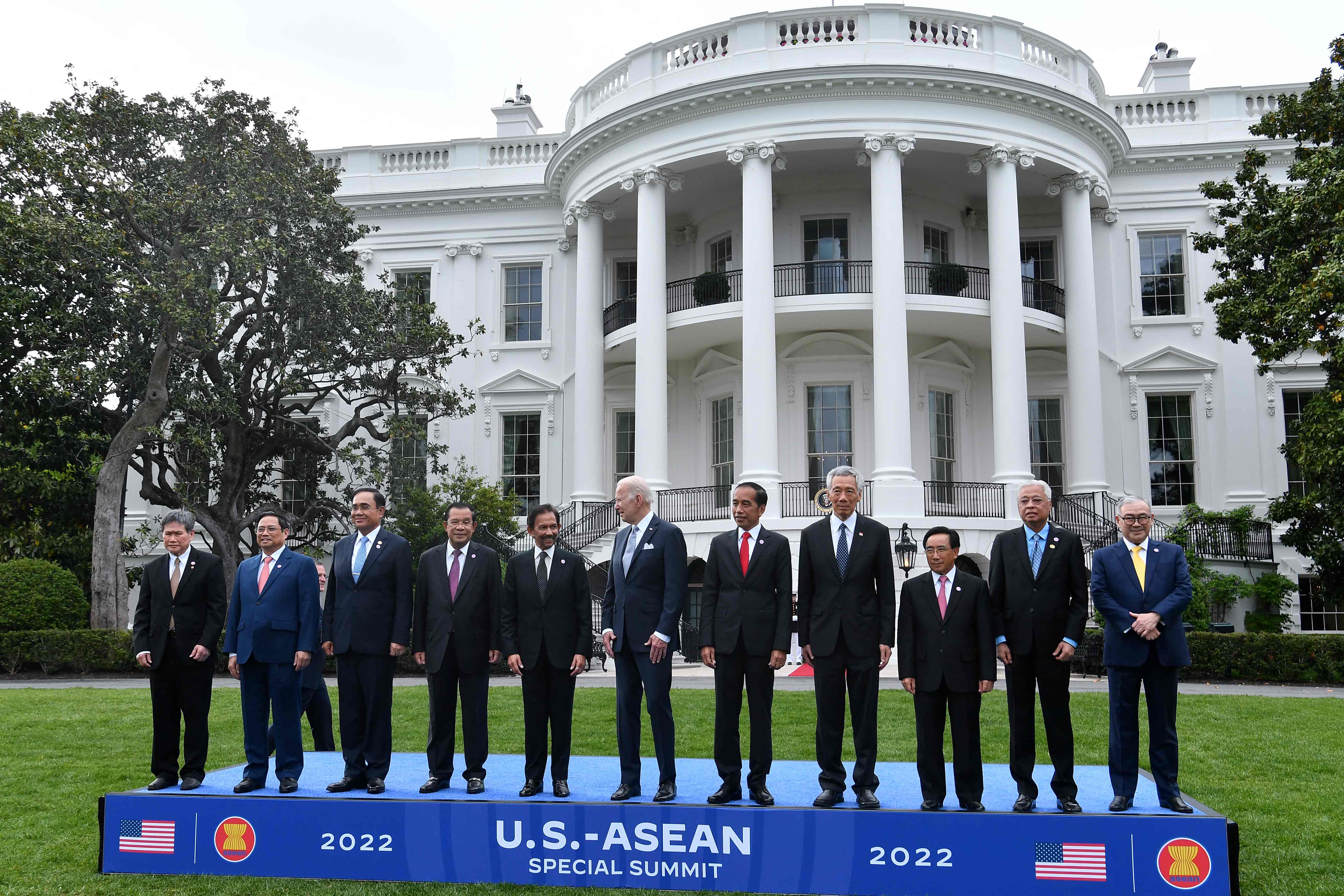 Presiden AS Joe Biden berfoto bersama para pemimpin ASEAN di Gedung Putih.