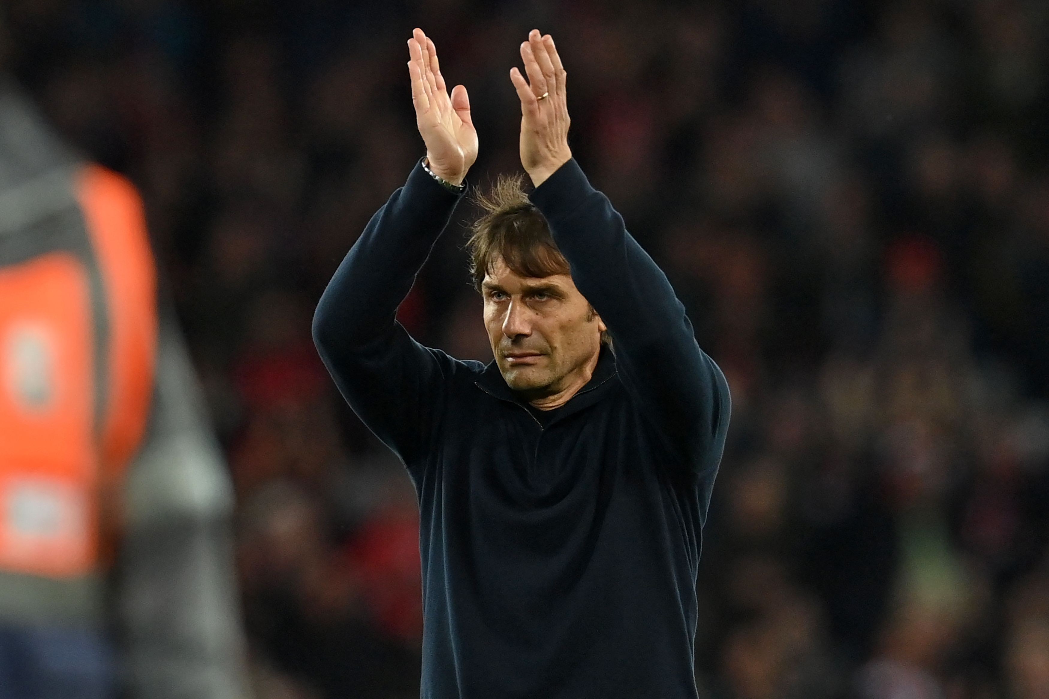 Pelatih kepala Tottenham Hotspur, Antonio Conte, menyambut tepukan para suporternya.