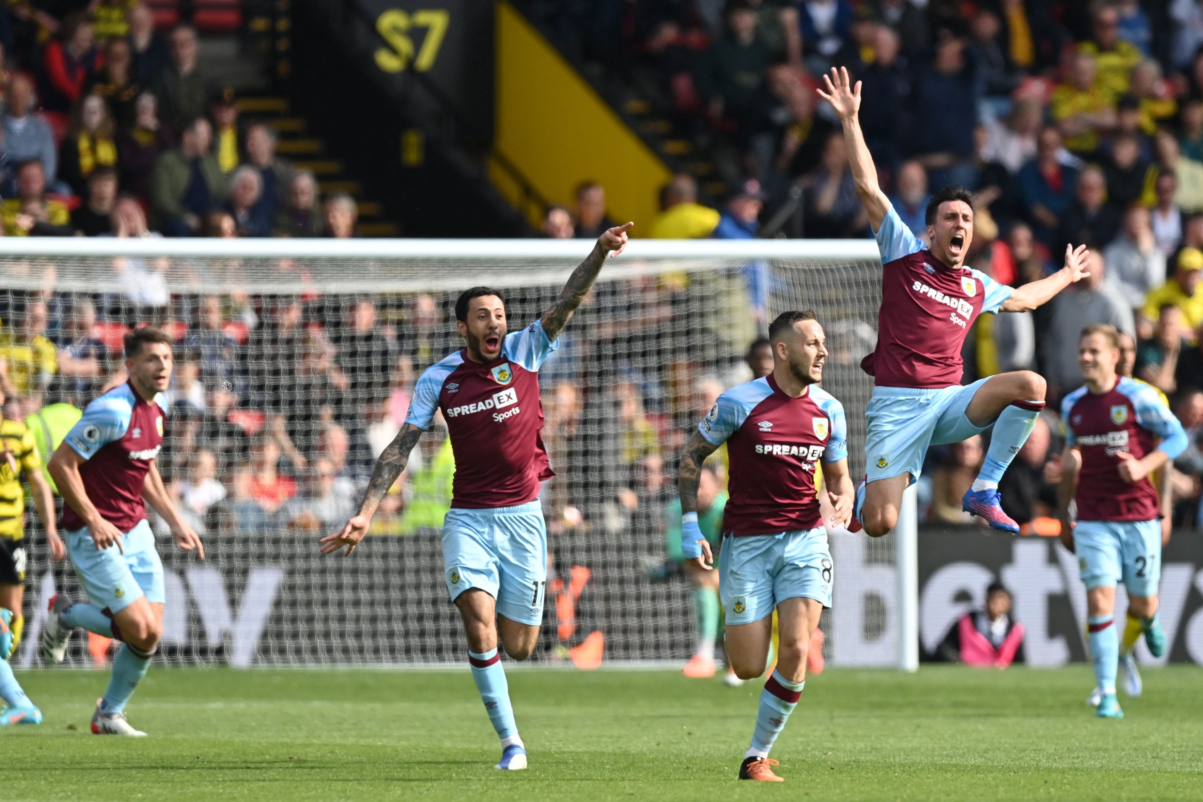 Para pemain Burnley melakukan selebrasi usai mencetak gol ke gawang Watford di laga Liga Primer Inggris.