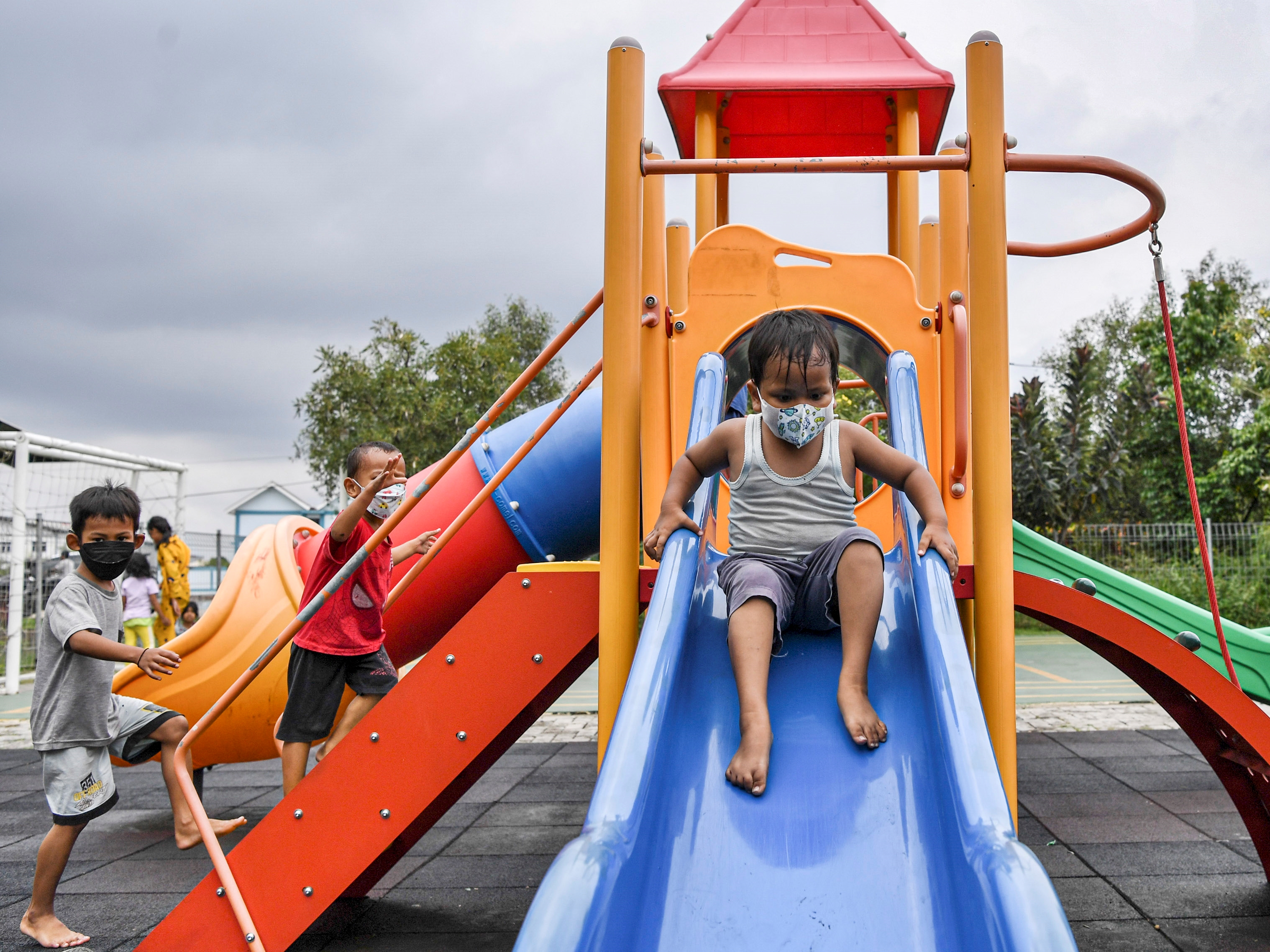 Sejumlah bocah dengan mengenakan masker bermain di Ruang Publik Terpadu Ramah Anak Si Pitung, kawasan Rusunawa Marunda, Jakarta Utara.