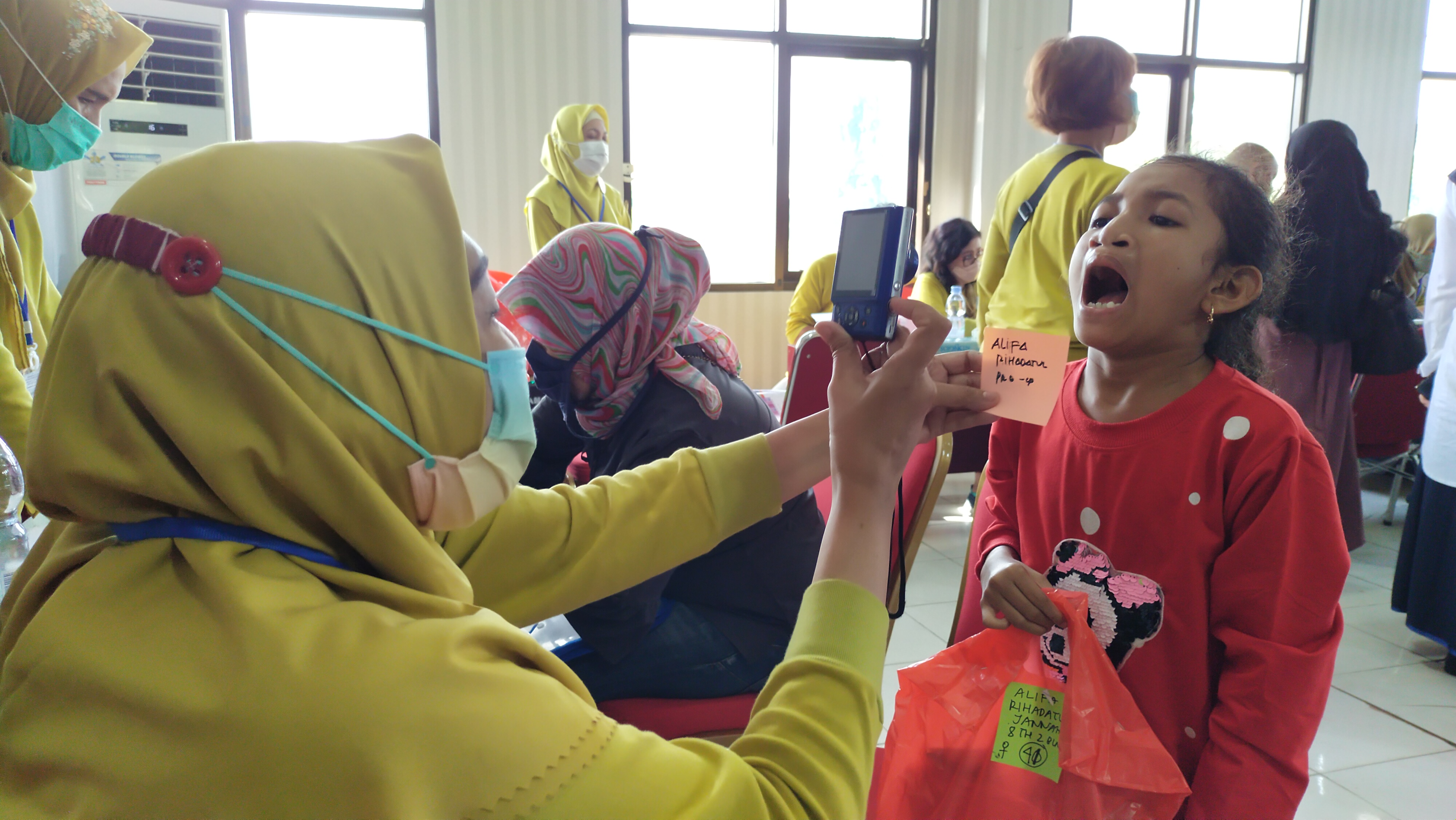 Petugas medis Surabaya CLP Center saat melakukan screening pasien operasi di RSUD Anutapura Palu, Rabu (18/5)