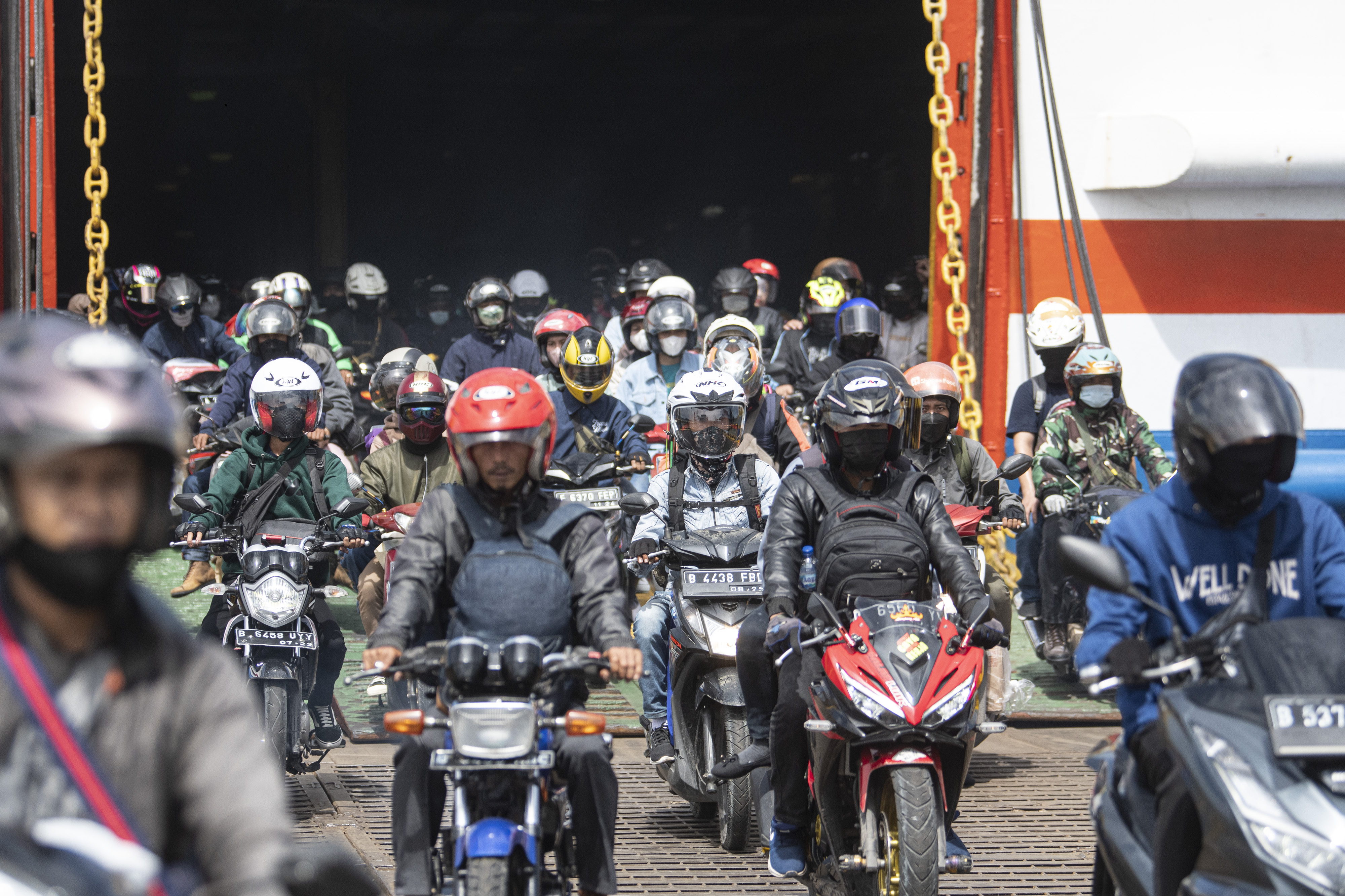 Pemudik bersepeda motor antre keluar kapal saat tiba di Pelabuhan Bakauheni, Lampung.