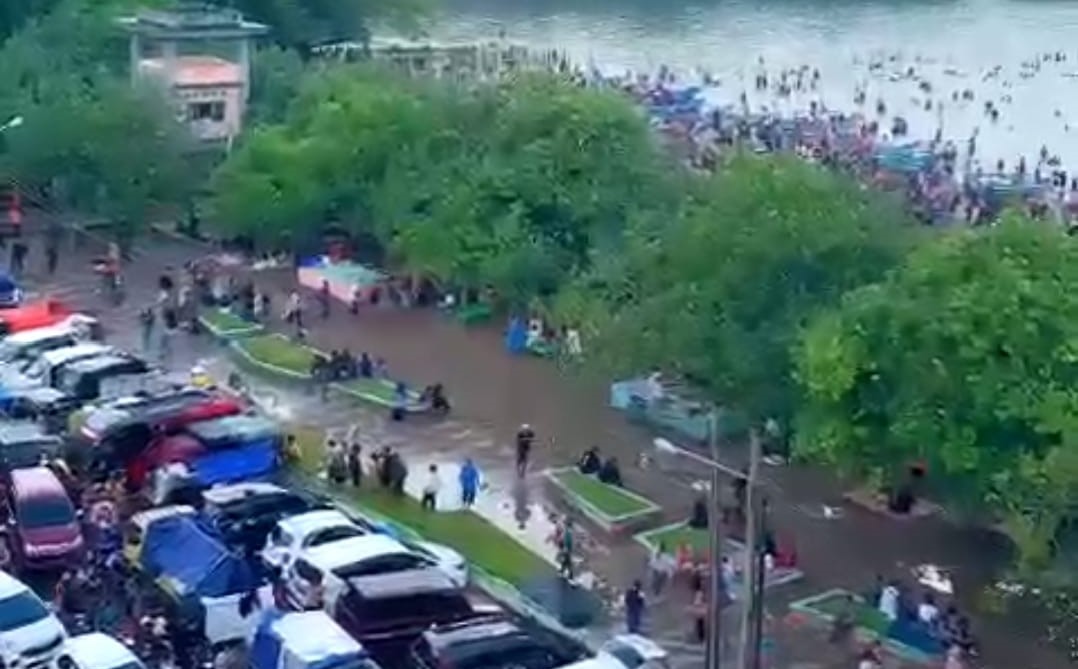 Pengunjung objek wisata Pangandaran selama libur lebaran membludak dan menyebabkan macet parah, Kamis (5/5/2022)