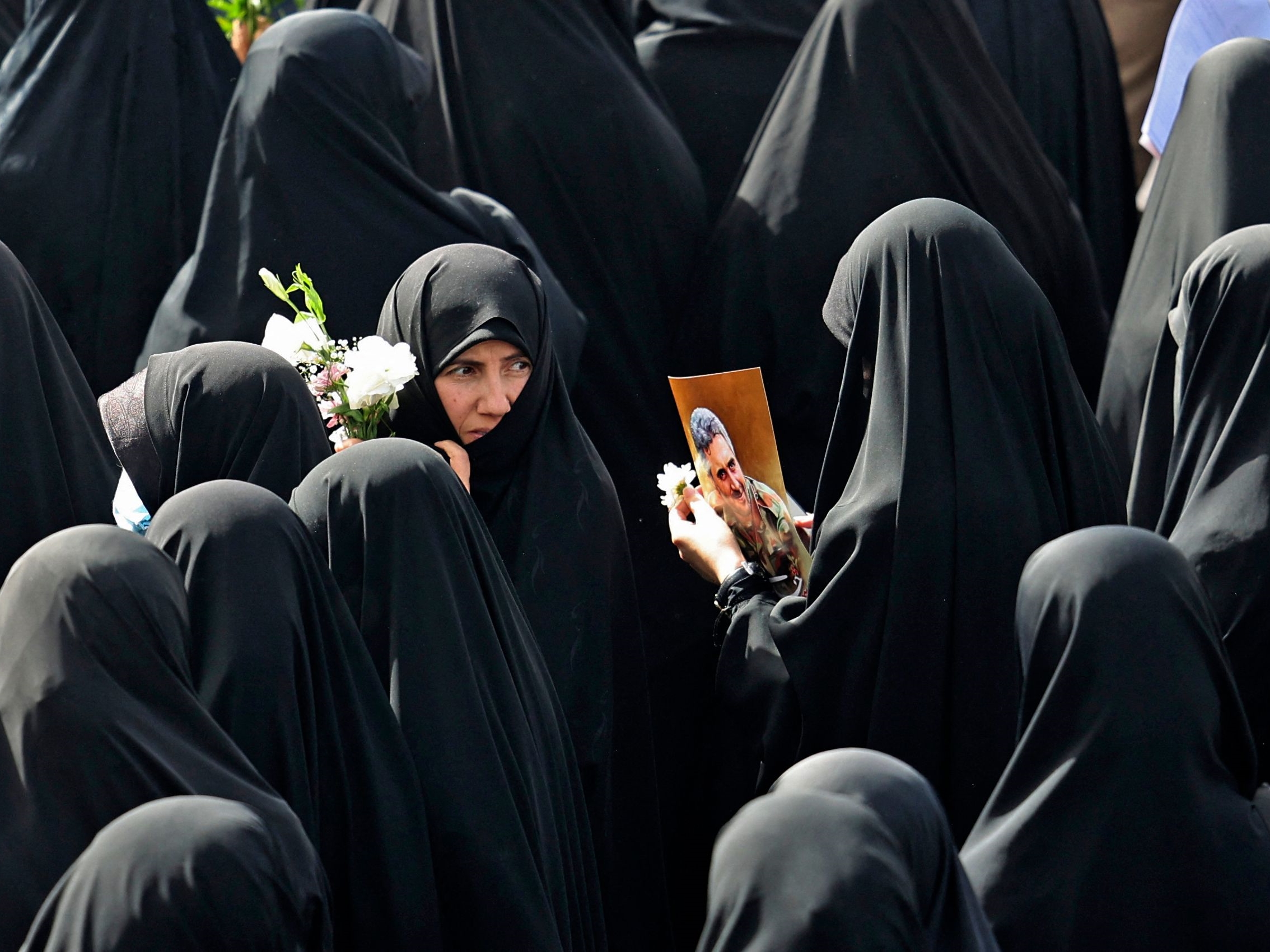 Wanita Iran berkumpul selama prosesi pemakaman untuk Kolonel Pengawal Revolusi Iran Sayyad Khodai di alun-alun Imam Hussein di Teheran.