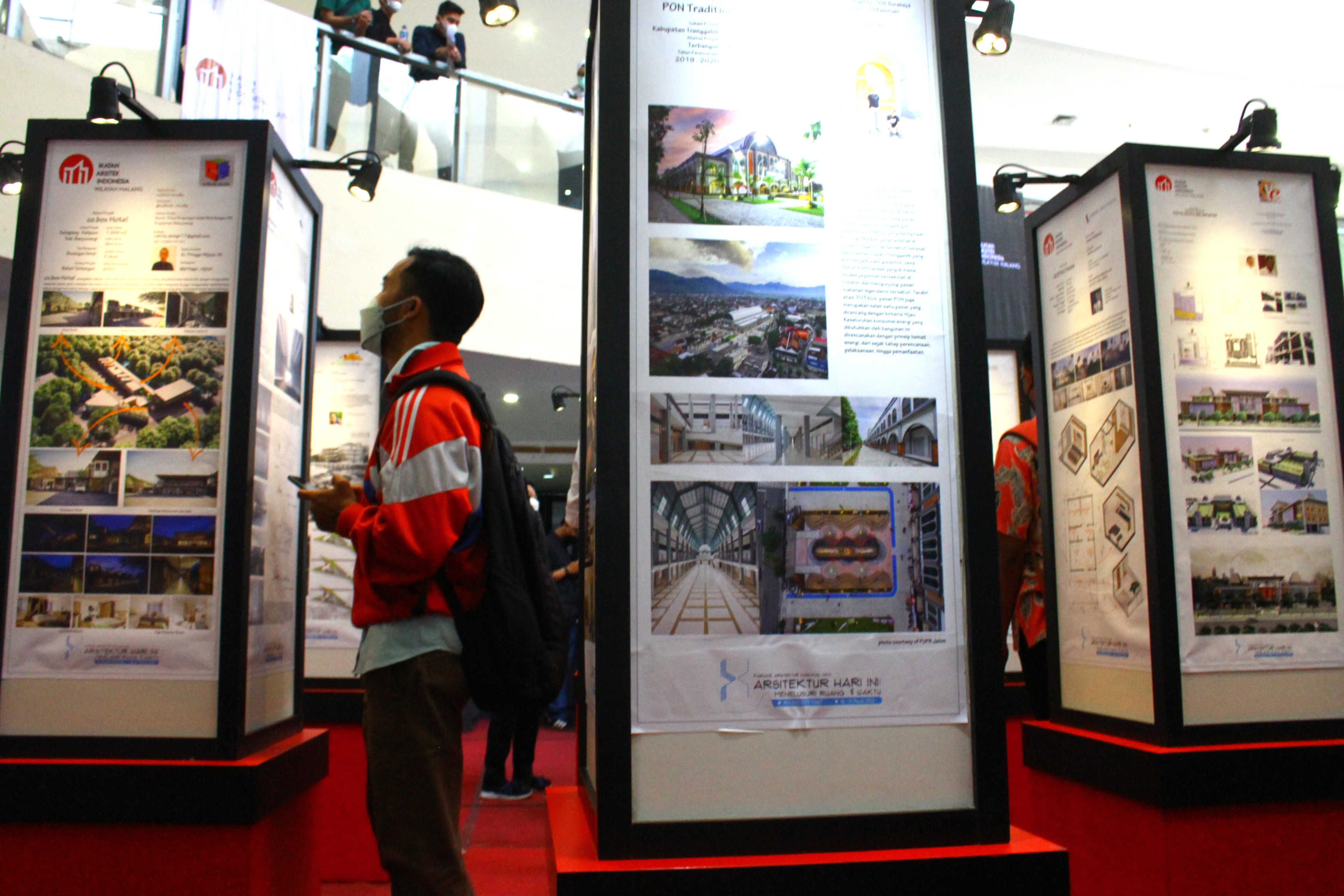 Ilustras: Pengunjung melihat desain arsitektur yang dipajang dalam pameran bertajuk Arsitektur