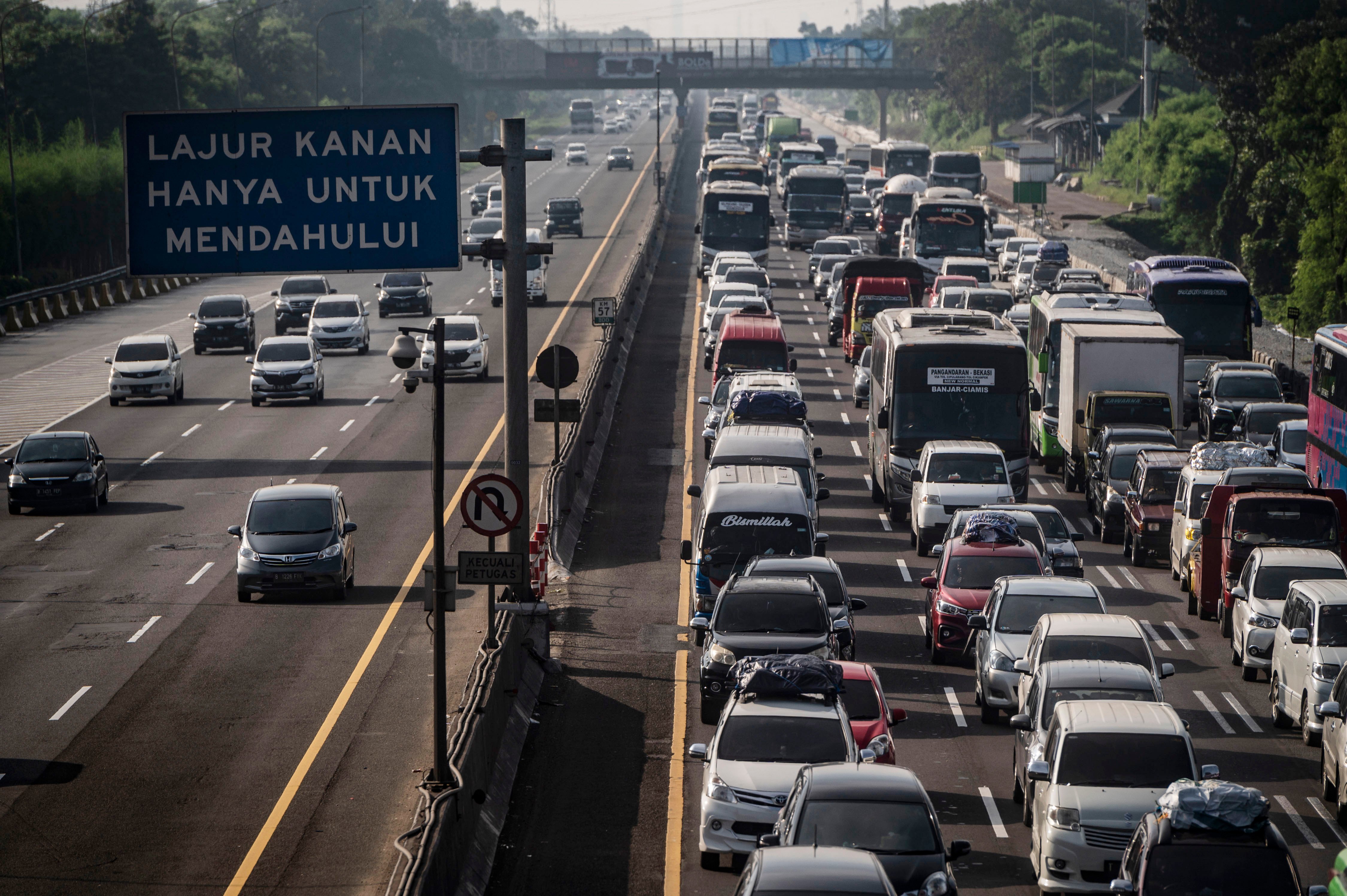 Kendaraan melintas saat penerapan rekayasa lalu lintas 