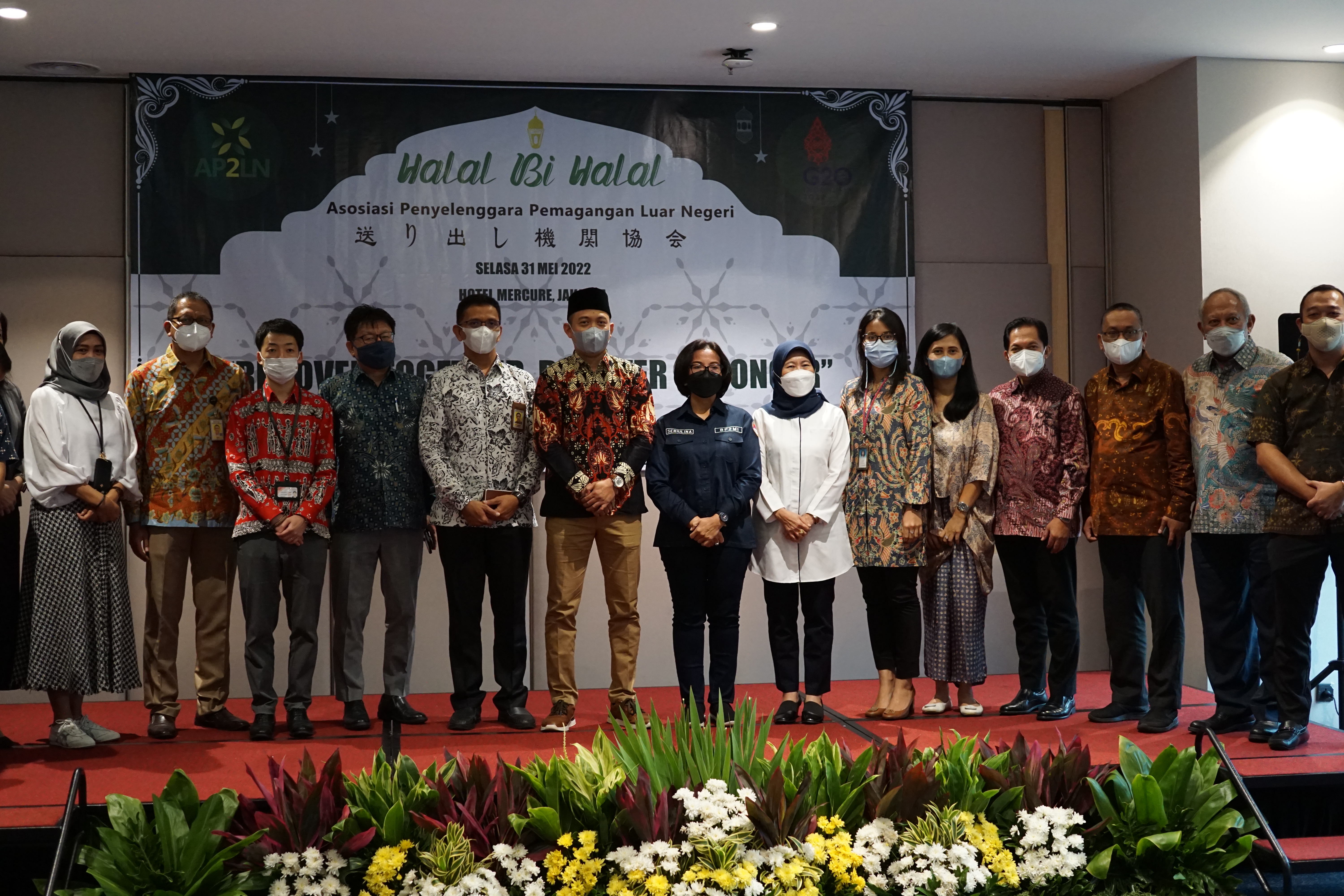 Sesi foto acara Halal Bihalal AP2LN dengan Kementerian Tenaga Kerja (Kemnaker) dan Kedutaan Besar Jepang untuk RI di Jakarta, Selasa (31/5).