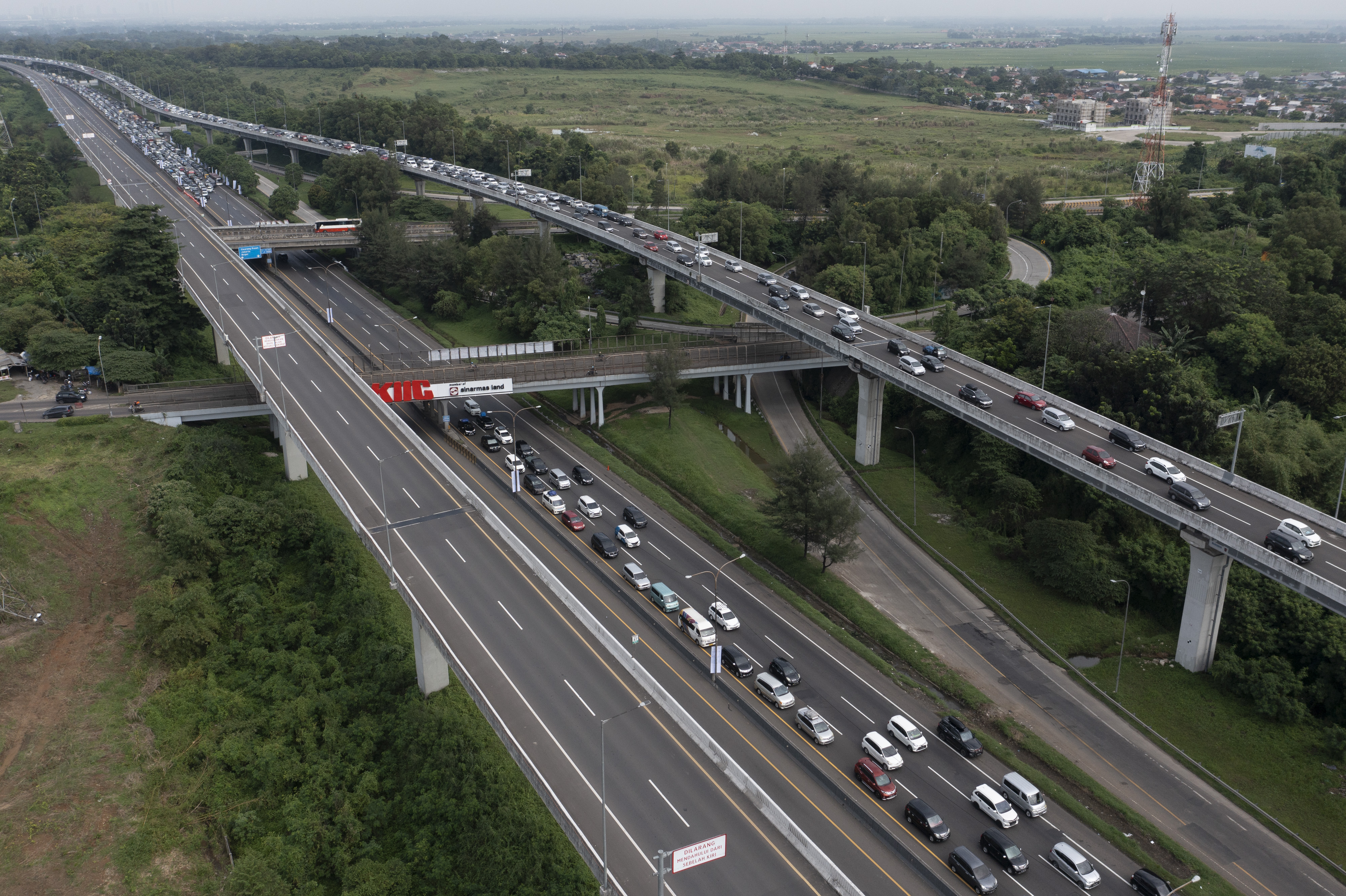 Kendaraan memadati ruas jalan Tol Jakarta-Cikampek dan Jalan Layang MBZ di Karawang.