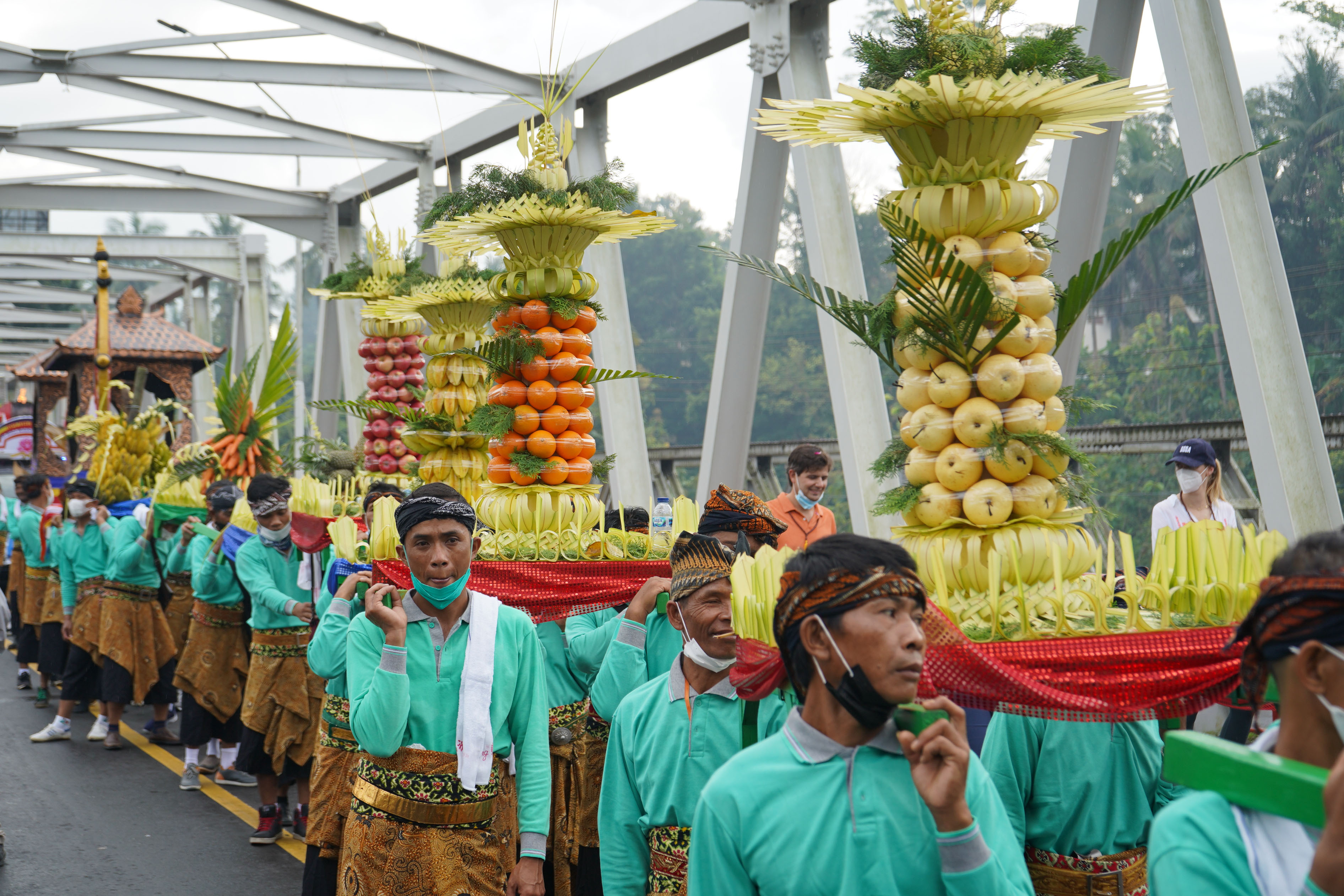 Kirab Waisak dari Candi Mendut ke Candi Borobudur
