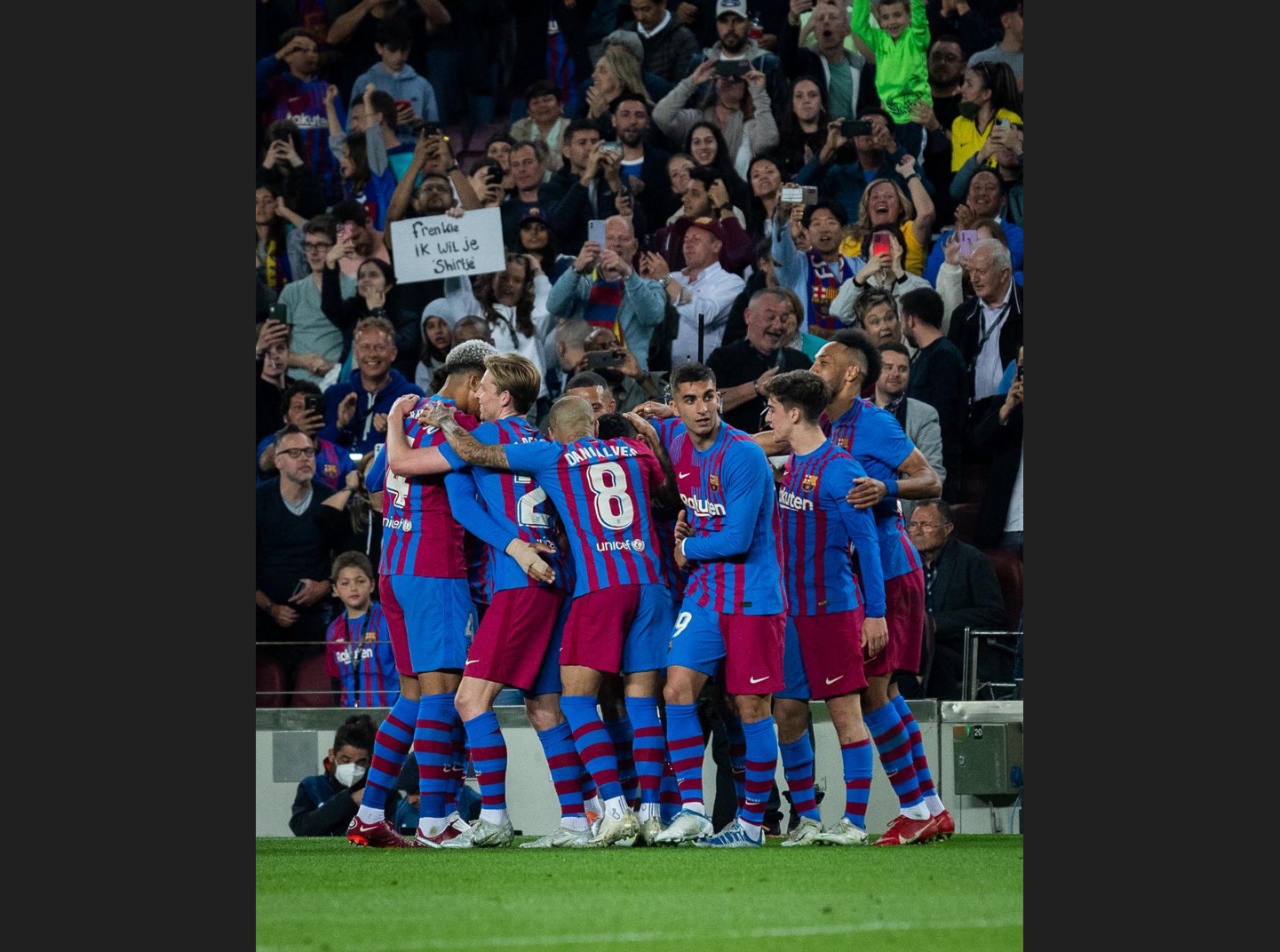 Para pemain Barcelona melakukan selebrasi usai mencetak gol ke gawang Mallorca di laga La Liga.