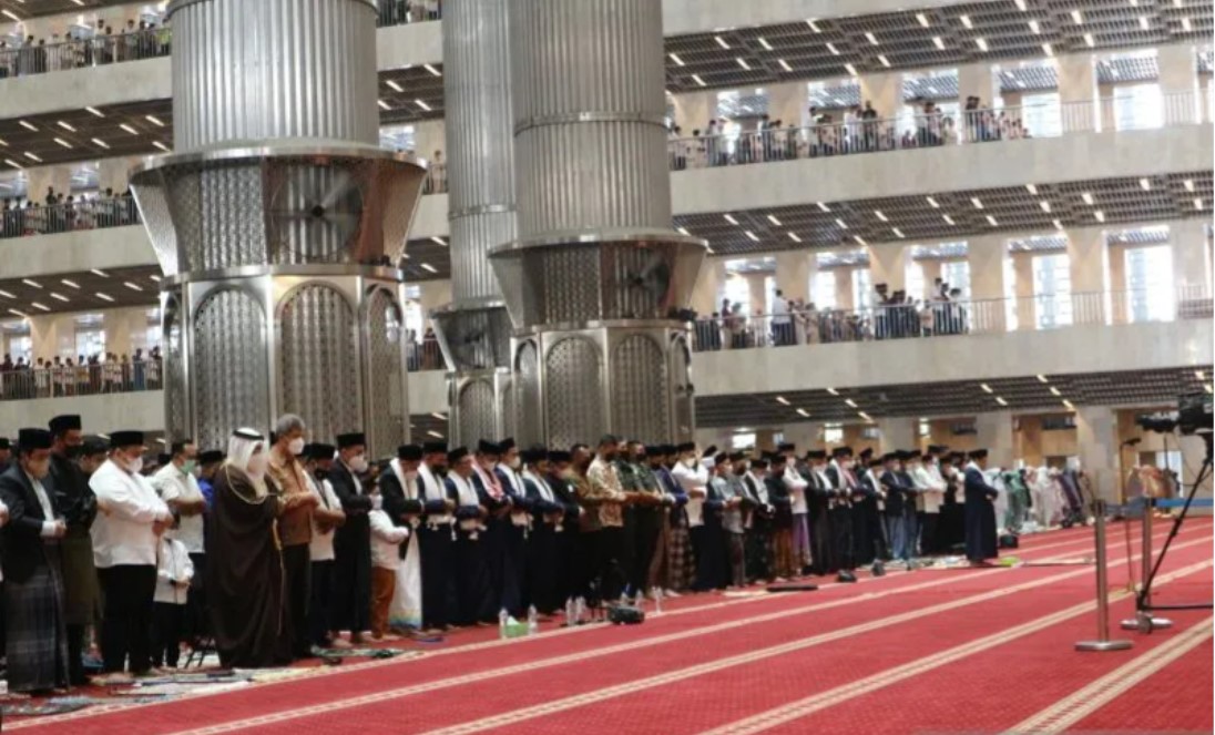Wakil Presiden Ma'ruf Amin melaksanakan Salat Idulfitri 1443 Hijriah di masjid Istiqlal Jakarta, Senin (2/5)