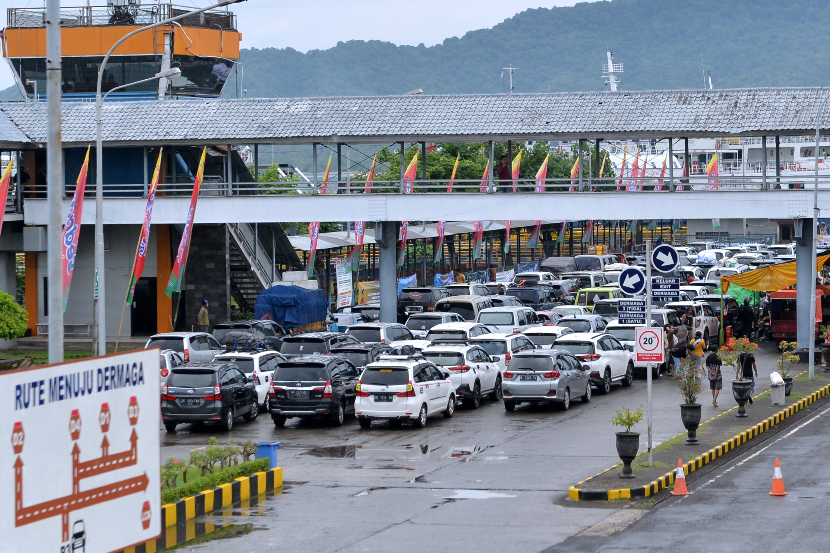 Antrian kendaraan di Pelabuhan Gilimanuk, pada 30 April 2022 lalu.  