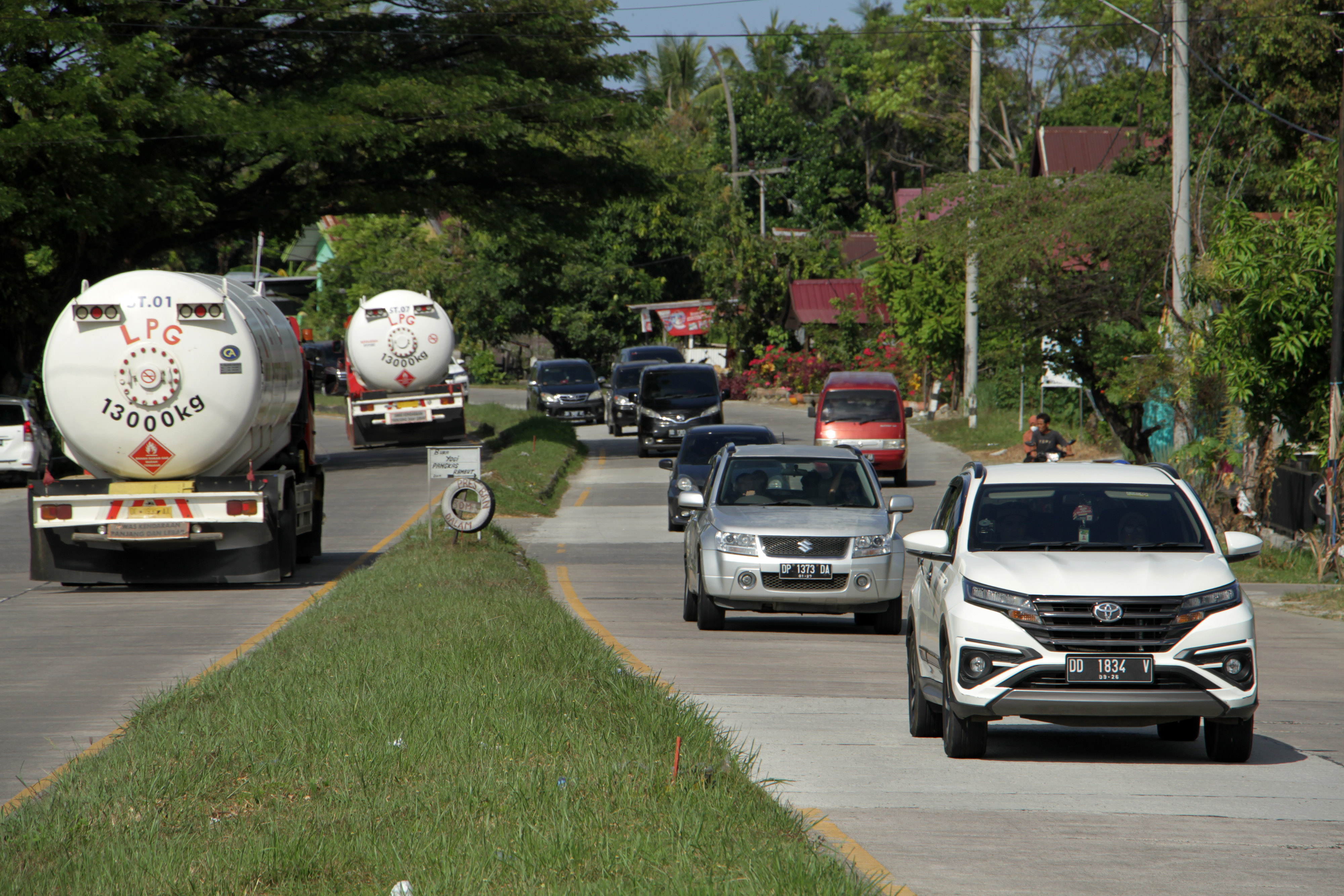 Sejumlah kendaraan melintas di jalur Trans Sulawesi di Kabupaten Barru, Sulawesi Selatan.