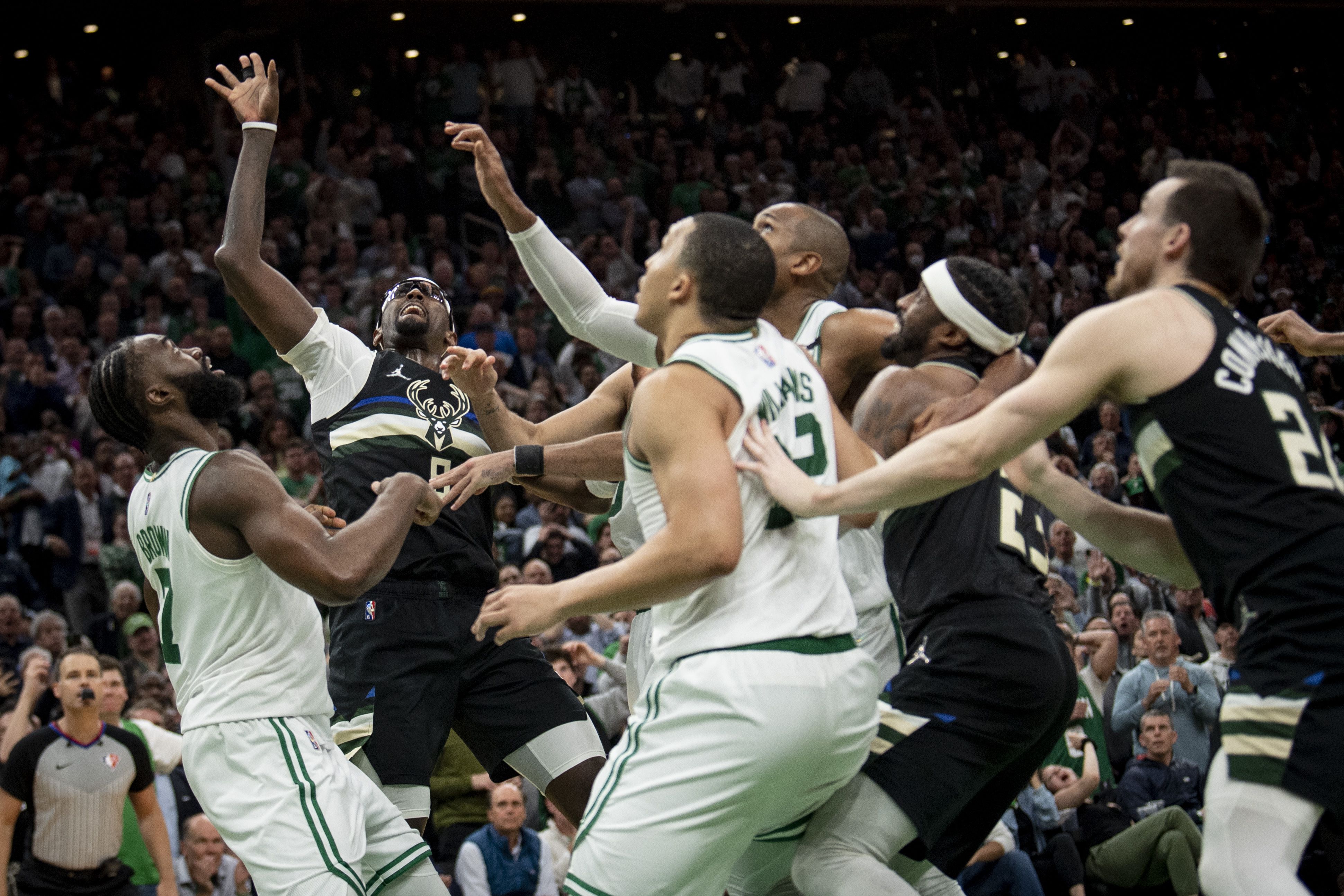 Gim 5 Semifinal Playoff Wilayah Timur NBA antara Boston Celtics dan Milwaukee Bucks.