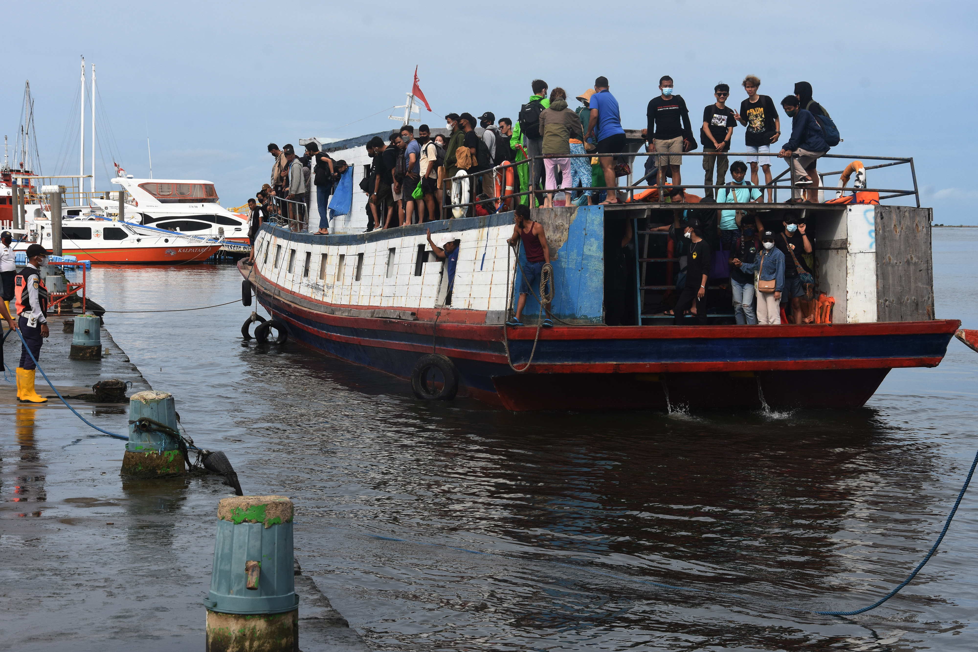 Ilustrasi kapal penumpang pengangkut wisatawan bersiap bersandar di Pelabuhan Kali Adem.