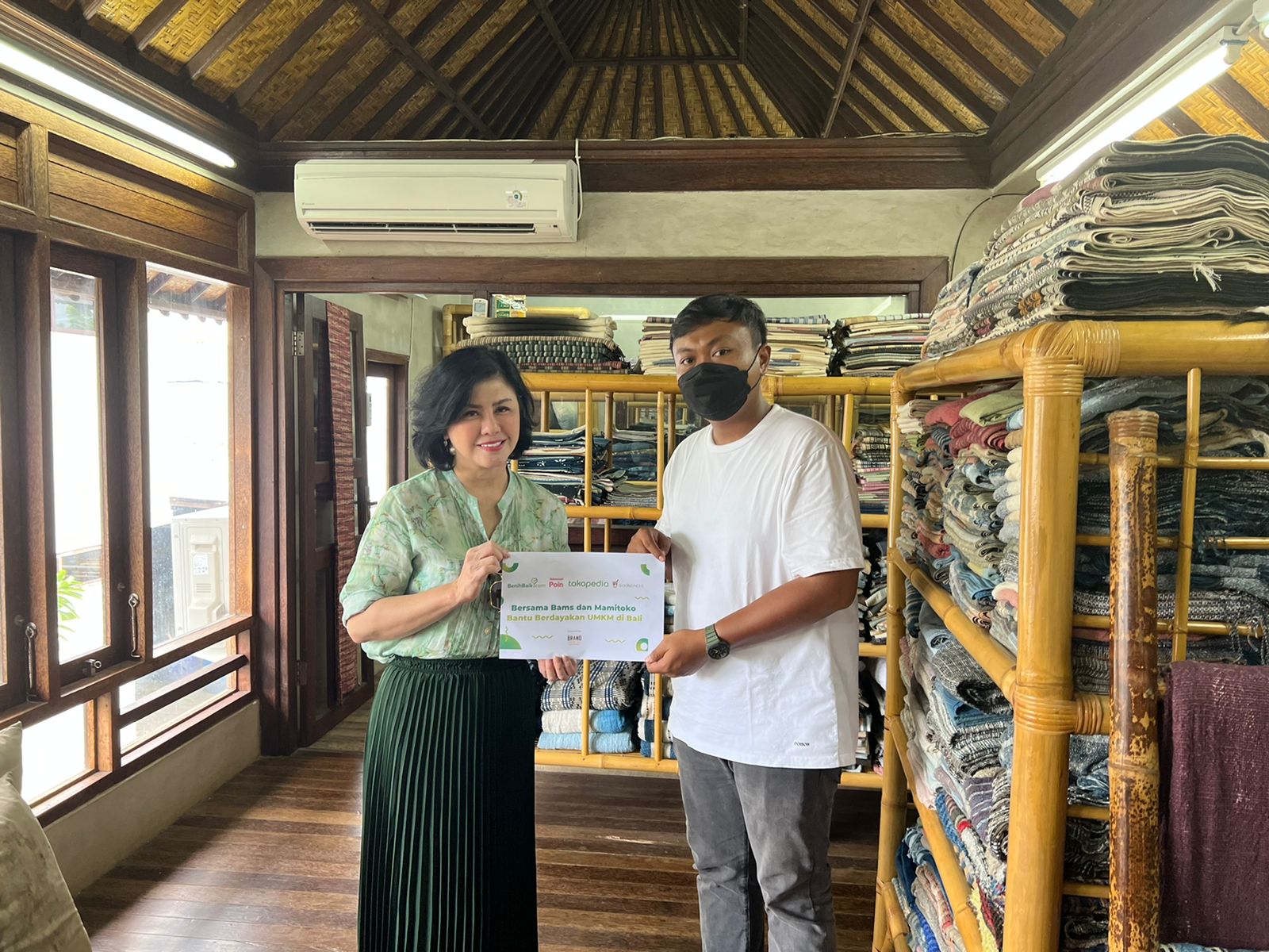 Desiree Tarigan saat menyerahkan donasi untuk UMKM di Bali.