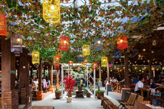 Suasana interior restoran bebek Kaleyo