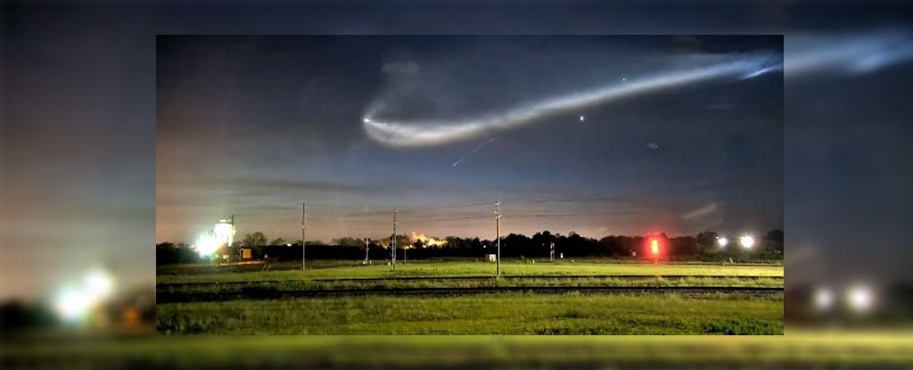 Penampakan asap roket SpaceX Falcon 9, Kamis (5/5) yang mirip ubur-ubur