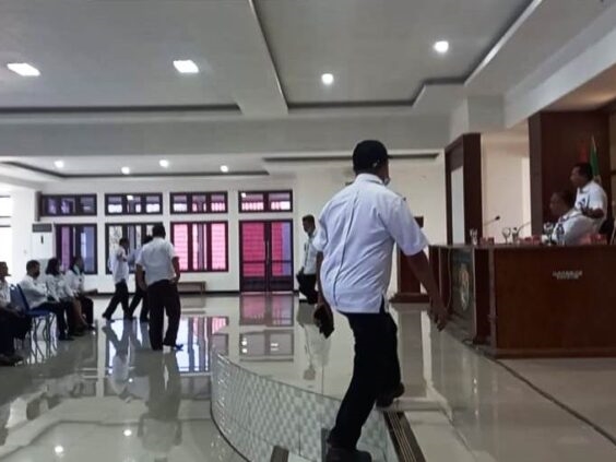 Bupati Sikka Usir Kepala Dinas Ketahanan Pangan karena Main Handphone