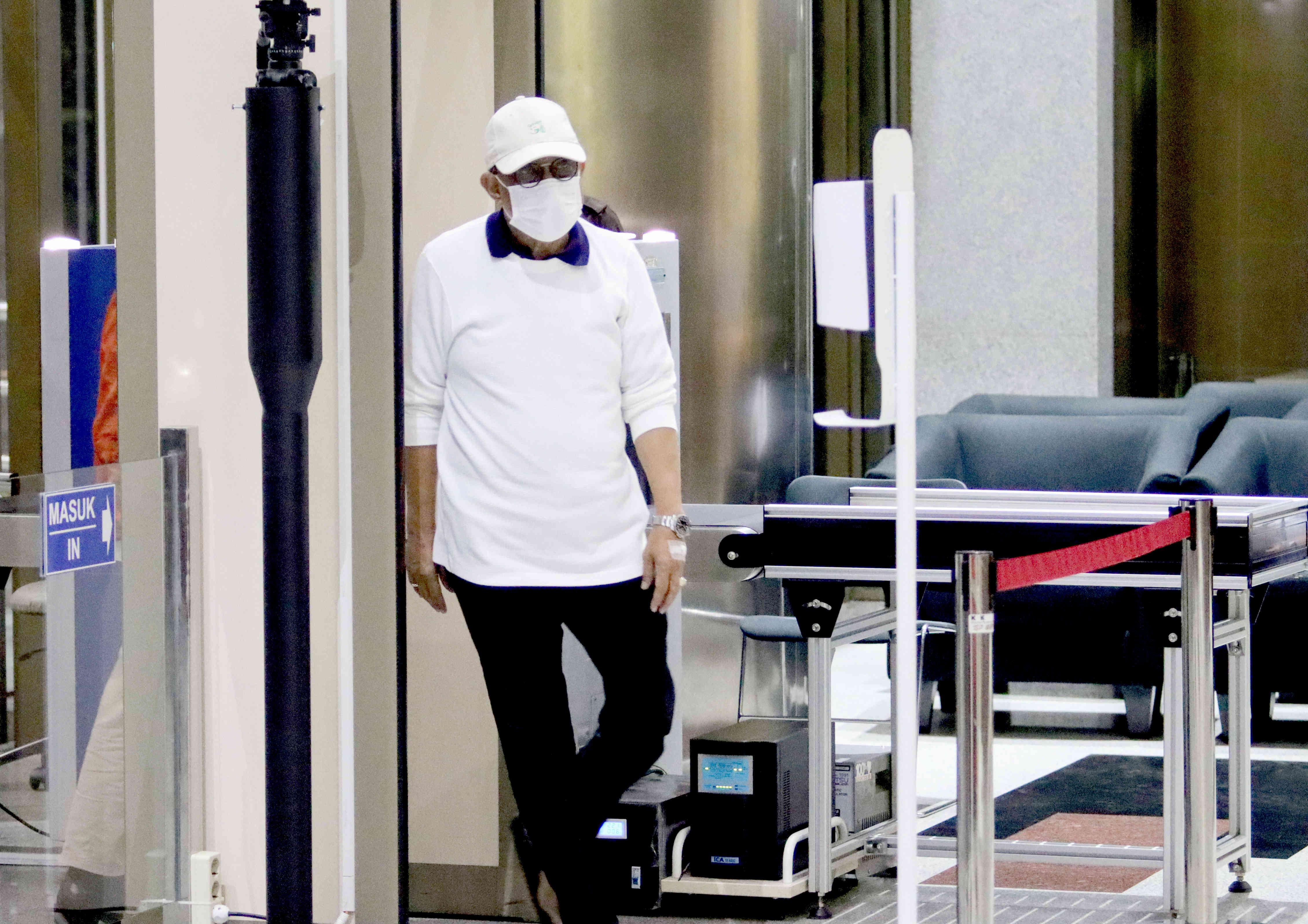 Tersangka Wali Kota Ambon Richard Louhenapessy (baju putih) tiba di gedung KPK setelah dijemput paksa oleh KPK.