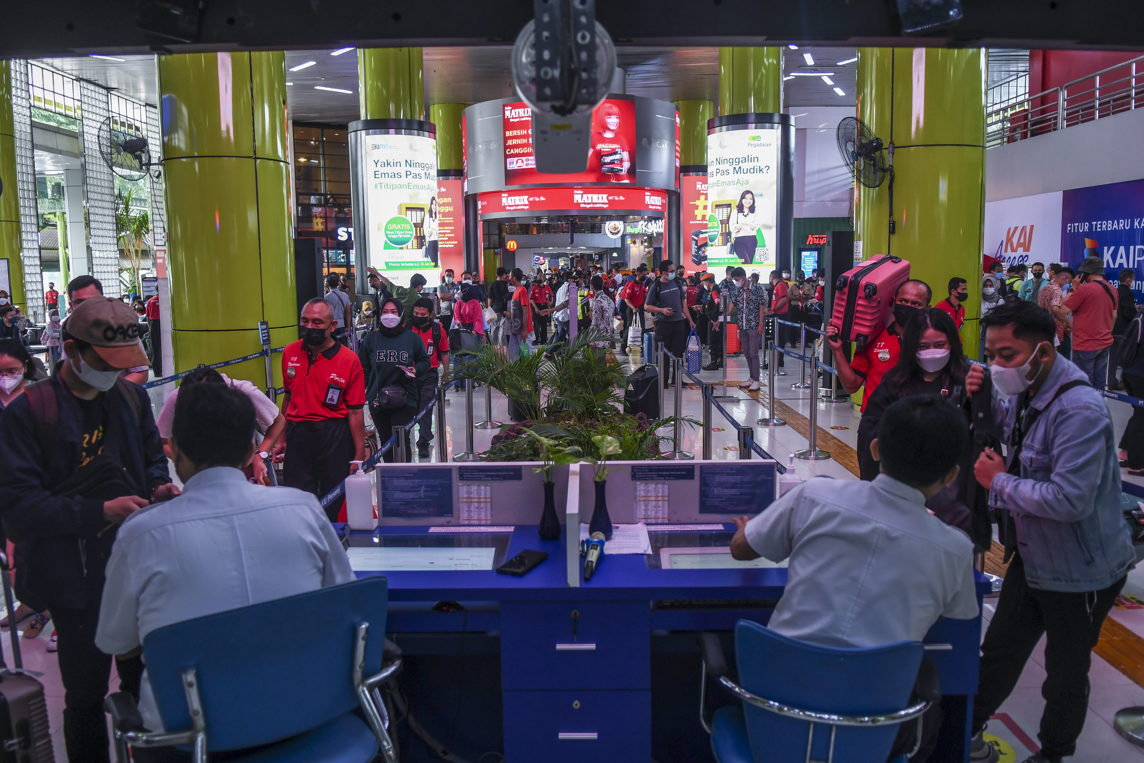 Penumpang Kereta Api Taksaka antre untuk memasuki ruang tunggu keberangkatan di Stasiun Gambir, Jakarta, Sabtu (30/4/2022).