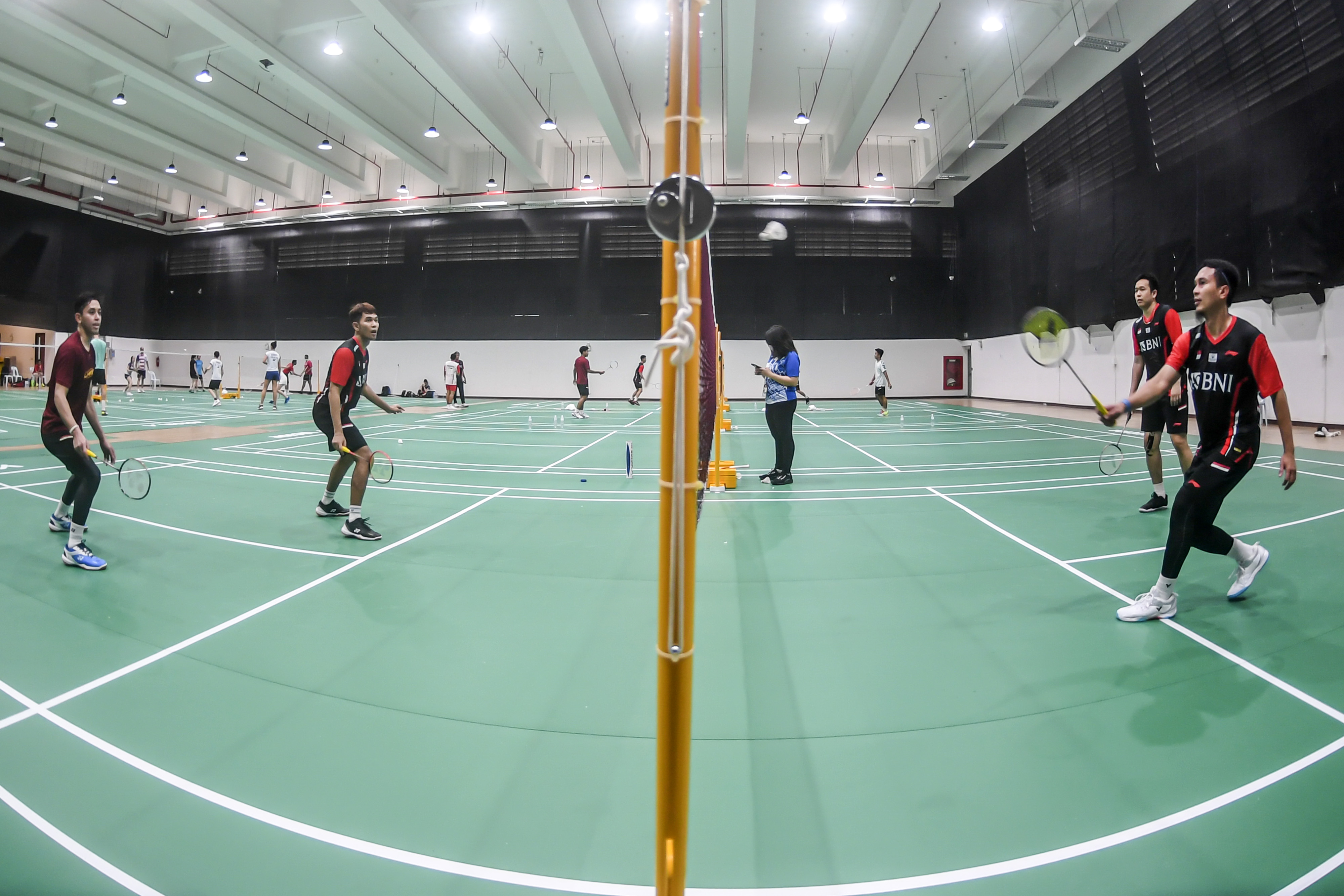 Pebulu tangkis ganda putra Indonesia berlatih di Gedung Kementerian Pertahanan Thailand di Bangkok, Thailand, hari ini.
