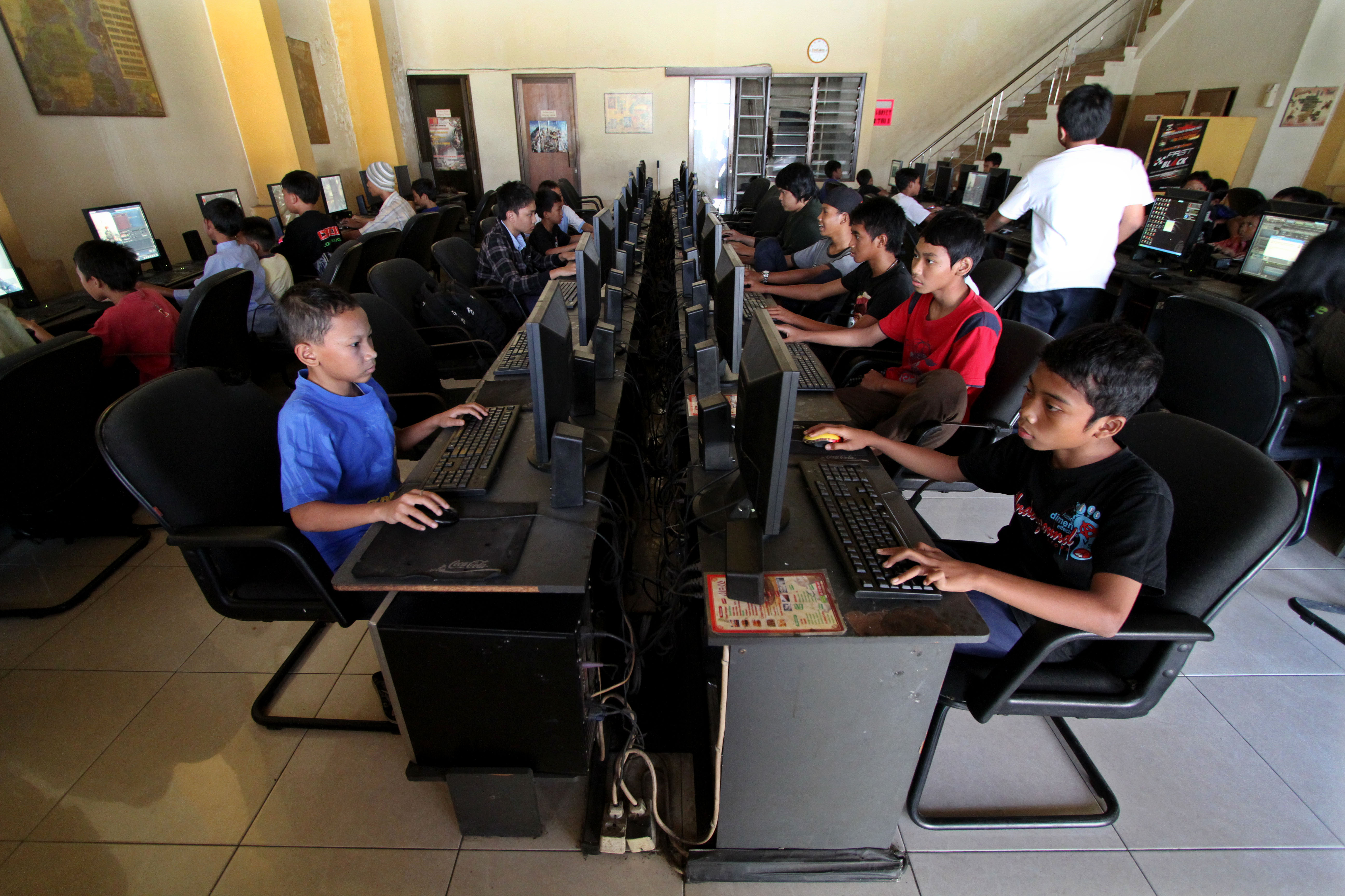 Sejumlah anak menghabiskan waktu dengan bermain game di Spydernet, Timoho, Yogyakarta.