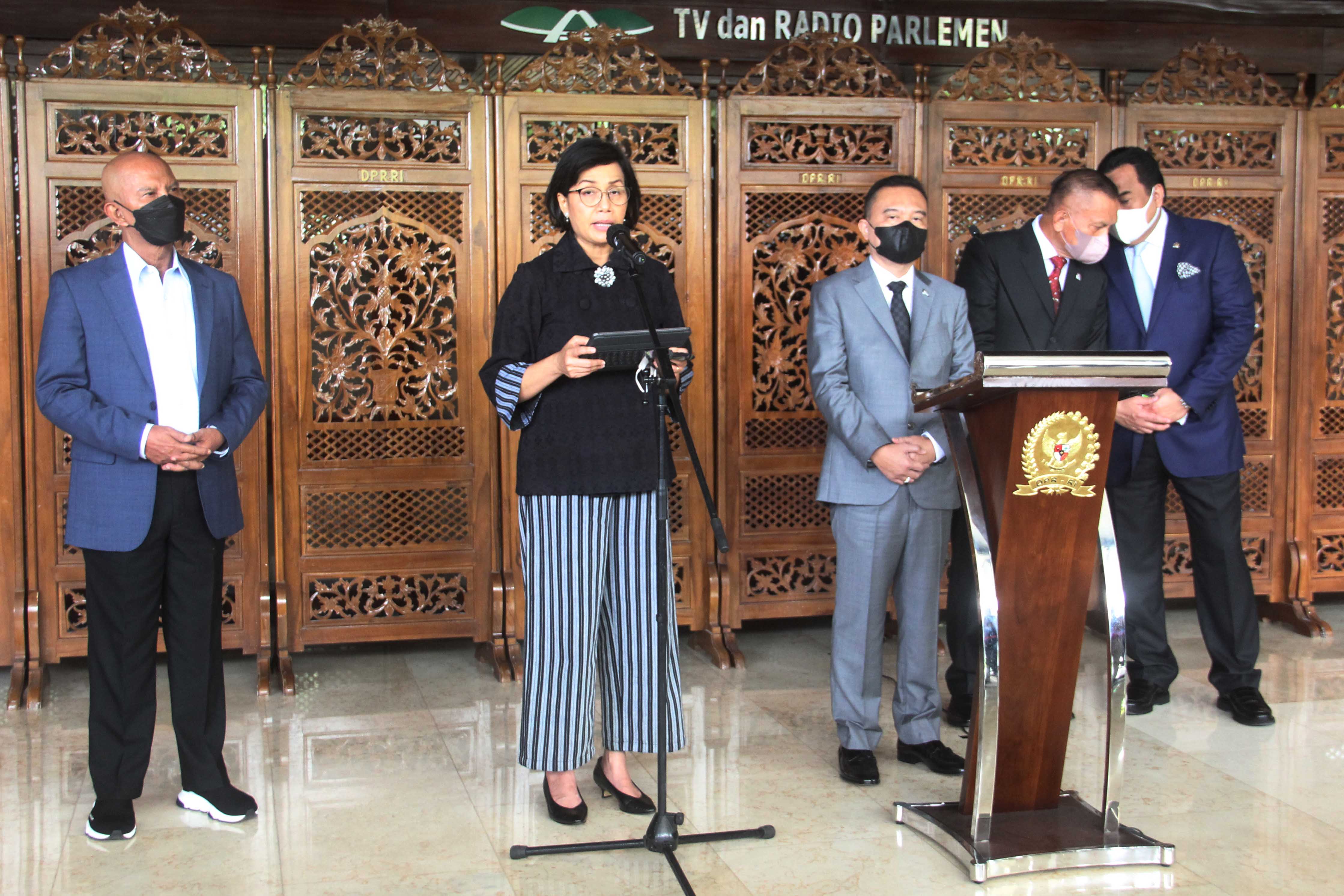 Menteri Keuangan Sri Mulyani (kedua dari kiri) didampingi pimpinan DPR dan Ketua Banggar Said Abdullah.