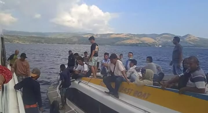 Kehabisan BBM, Fantasi Express 88 terombang-ambing di Selat Boleng