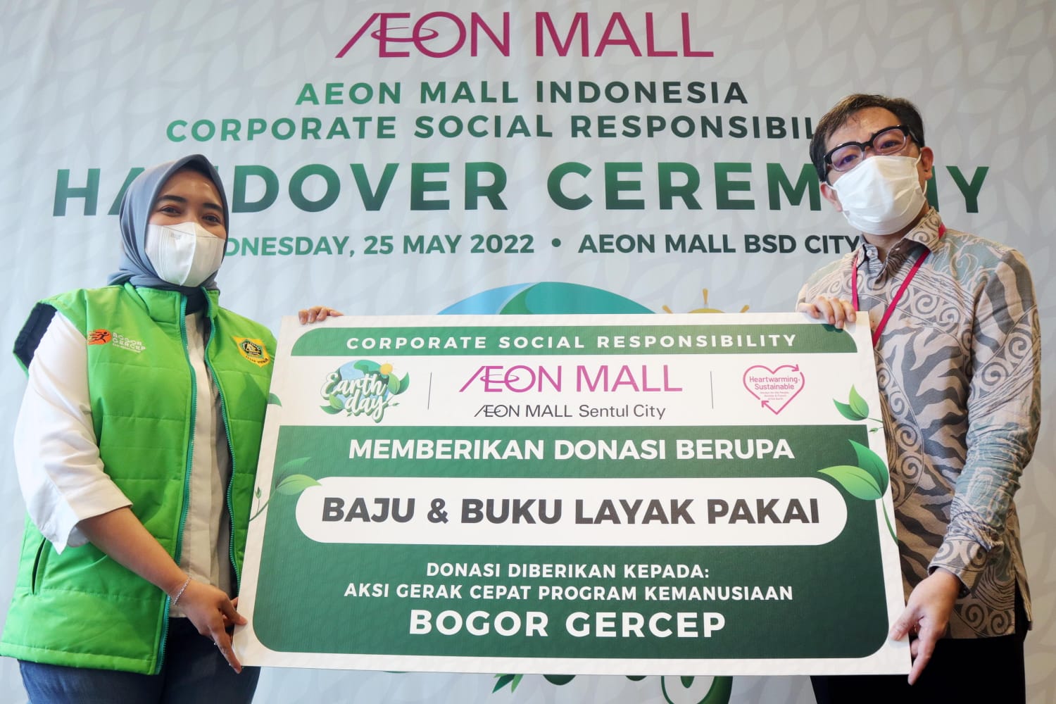 Pihak Aeon Mall Indonesia menyerahkan bantuan buku dan pakaian layak pakai kepada Bogor Gercep.