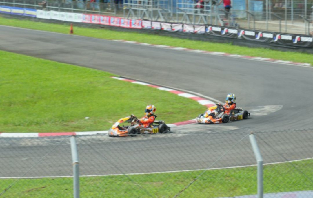Pegokart kembar Rasyad-Risyad Sammy Hilabi beradu kecepatan di Sirtkuit Karting Sentul di ajang Kejurnas Gokart