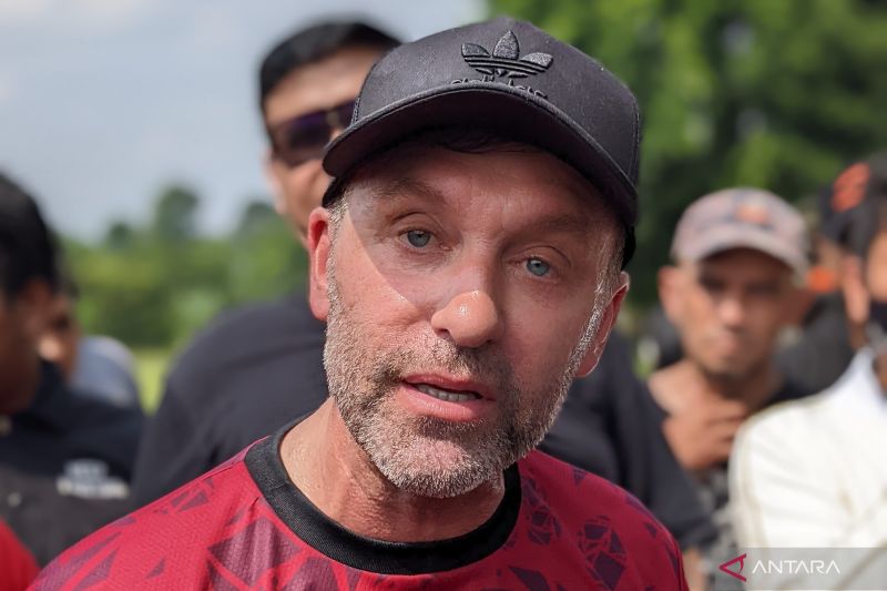 Pelatih Persija Thomas Doll memberikan keterangan kepada pewarta usai memimpin latihan timnya di Nirwana Park, Bojongsari, Jawa Barat.