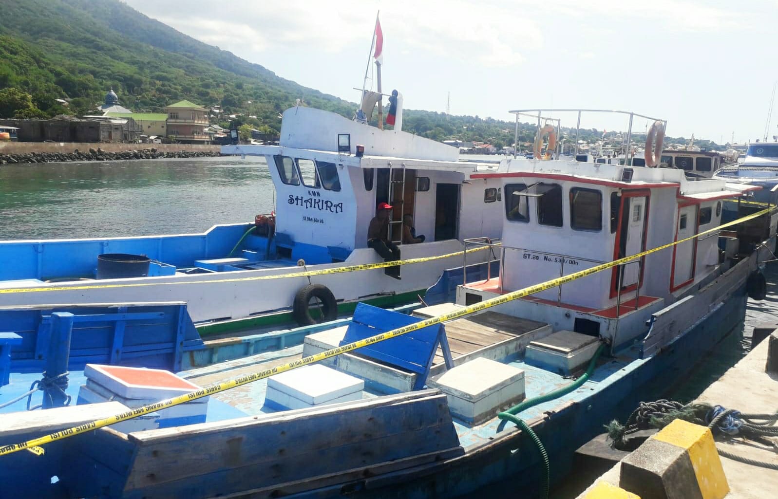 Kapal yang memuat BBM jenis solar diduga milik anggota Satpolair Lembata ditahan di Larantuka sejak Kamis (5/5).