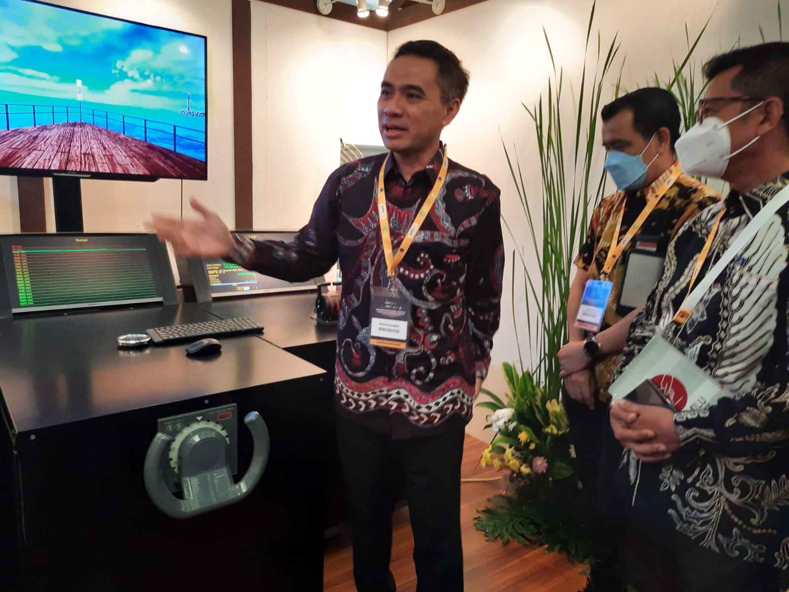 Dirjen Vokasi kemendikbudristek WIkan Sakarinto menunjukkan simulasi kapal atau ship simulator karya anak banga