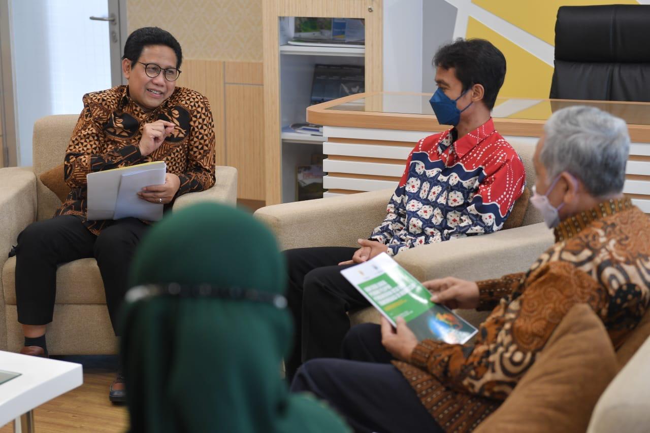 Mendes PDTT Abdul Halim Iskandar berdialog. 