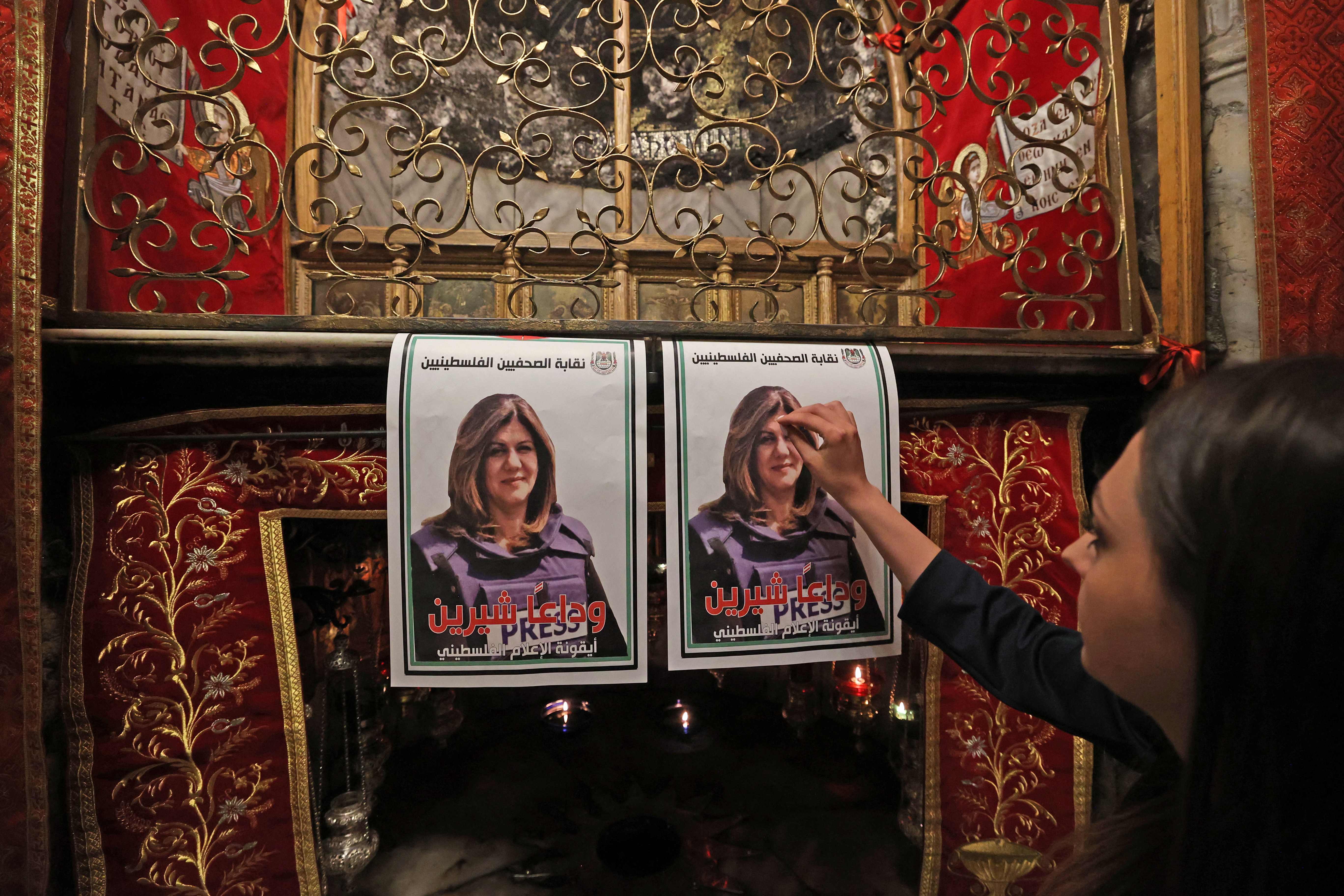 Warga berdoa di sebuah Gereja di Betlehem, Palestina mengenang Shireen Abu Akleh, wartawan yang tewas dibunuh militer Israel.